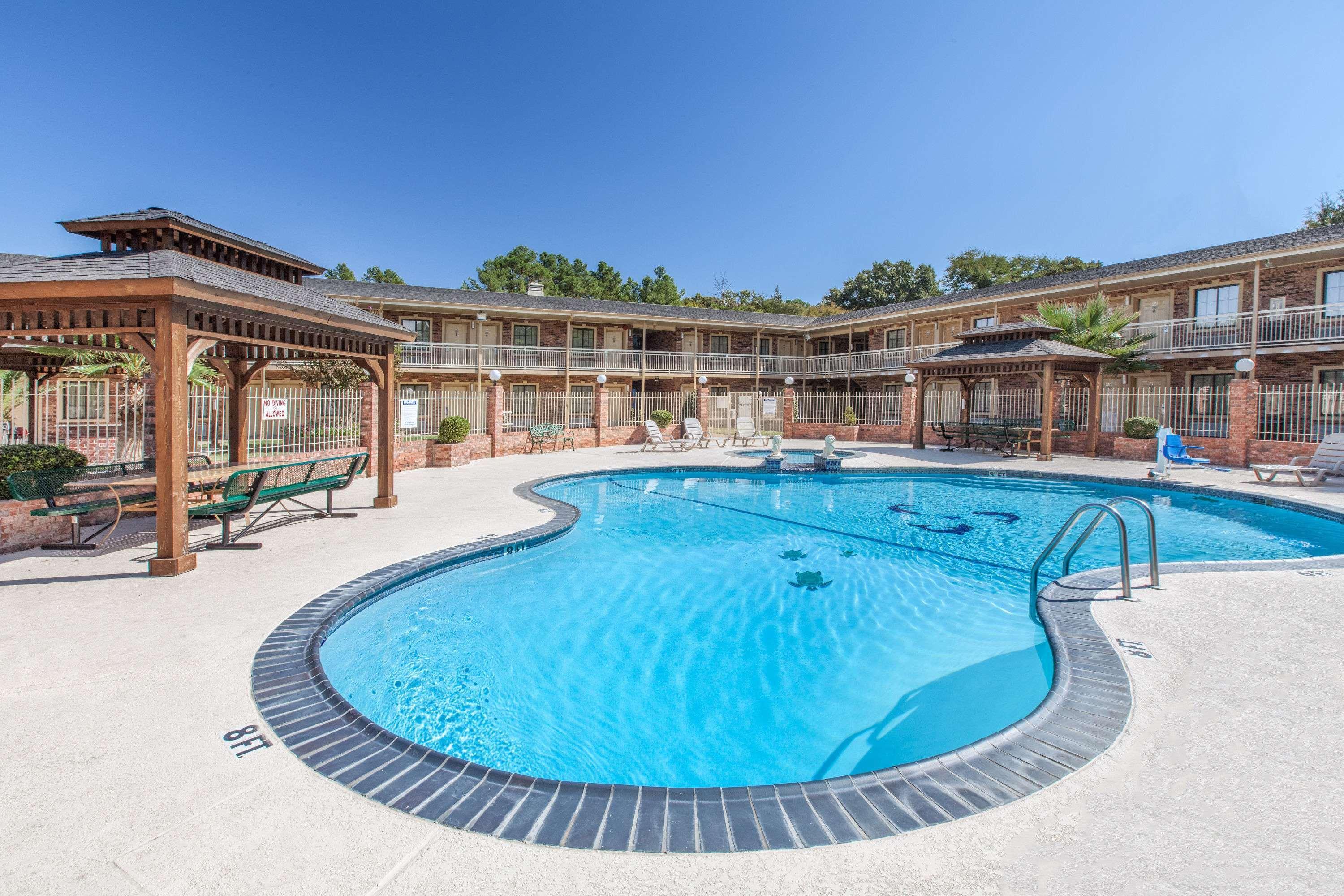 Super 8 by Wyndham Tyler TX — photo 3