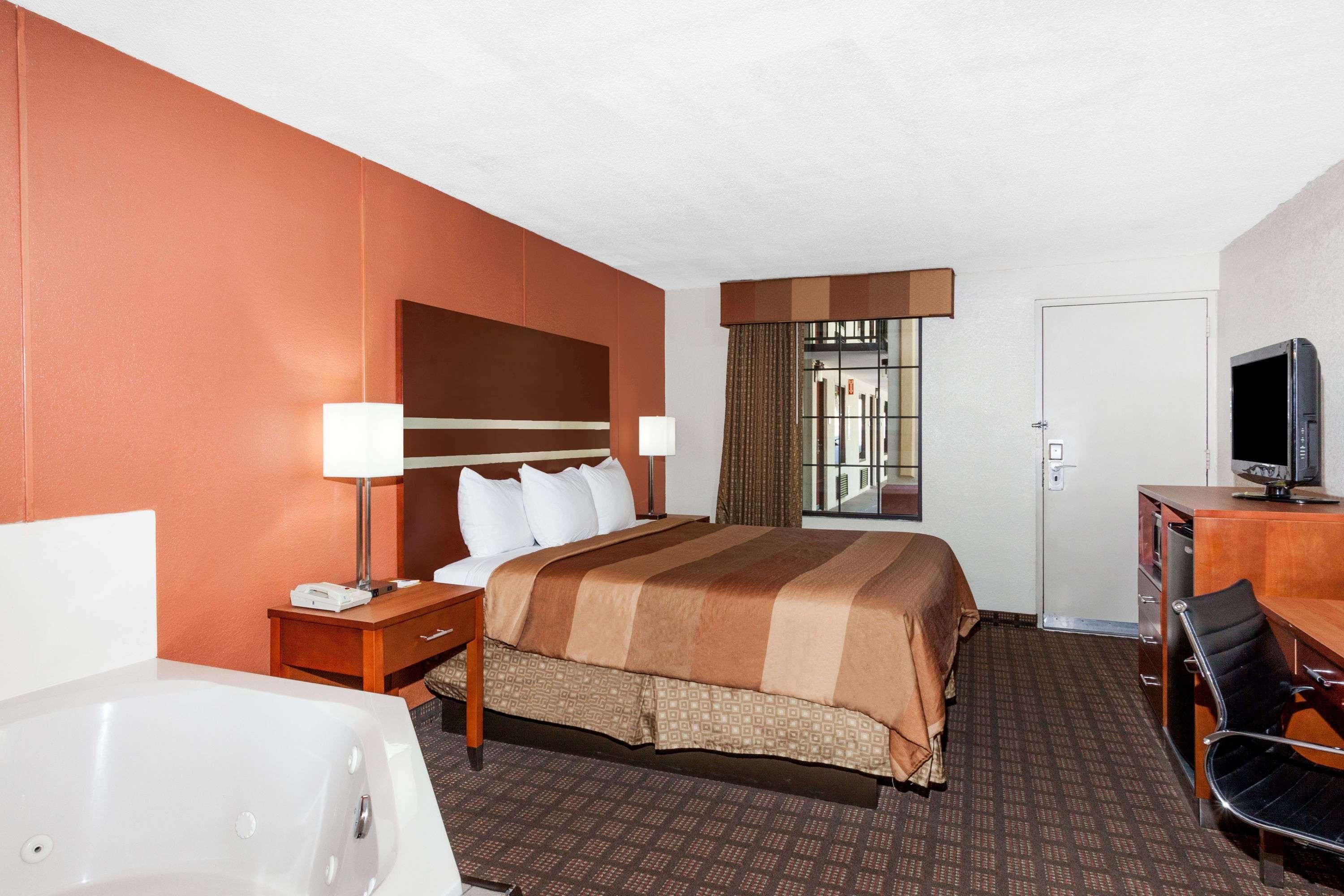 Days Inn by Wyndham Dalton — photo 5