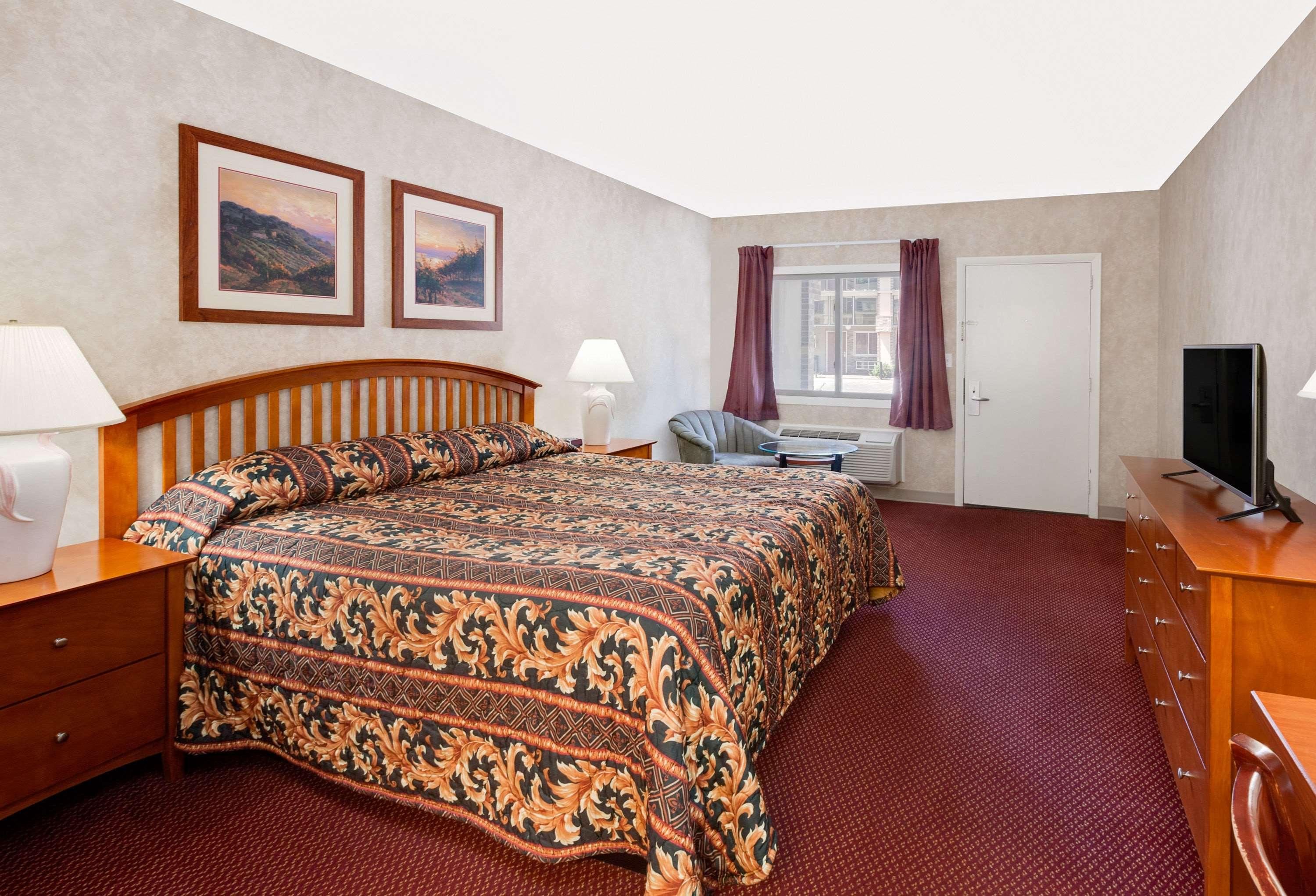 Knights Inn Traverse City — photo 4