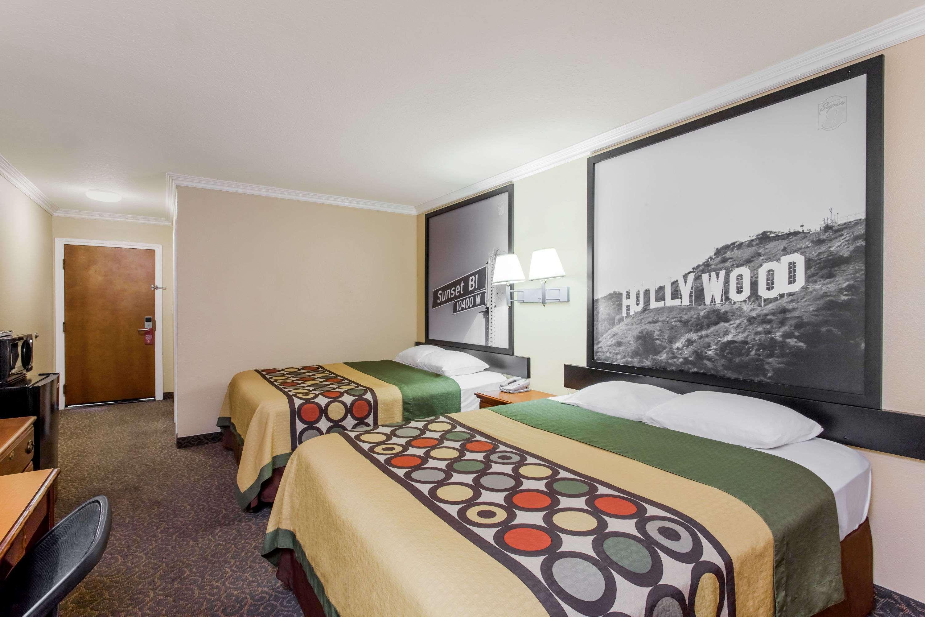 Super 8 by Wyndham Los Angeles Downtown — photo 4