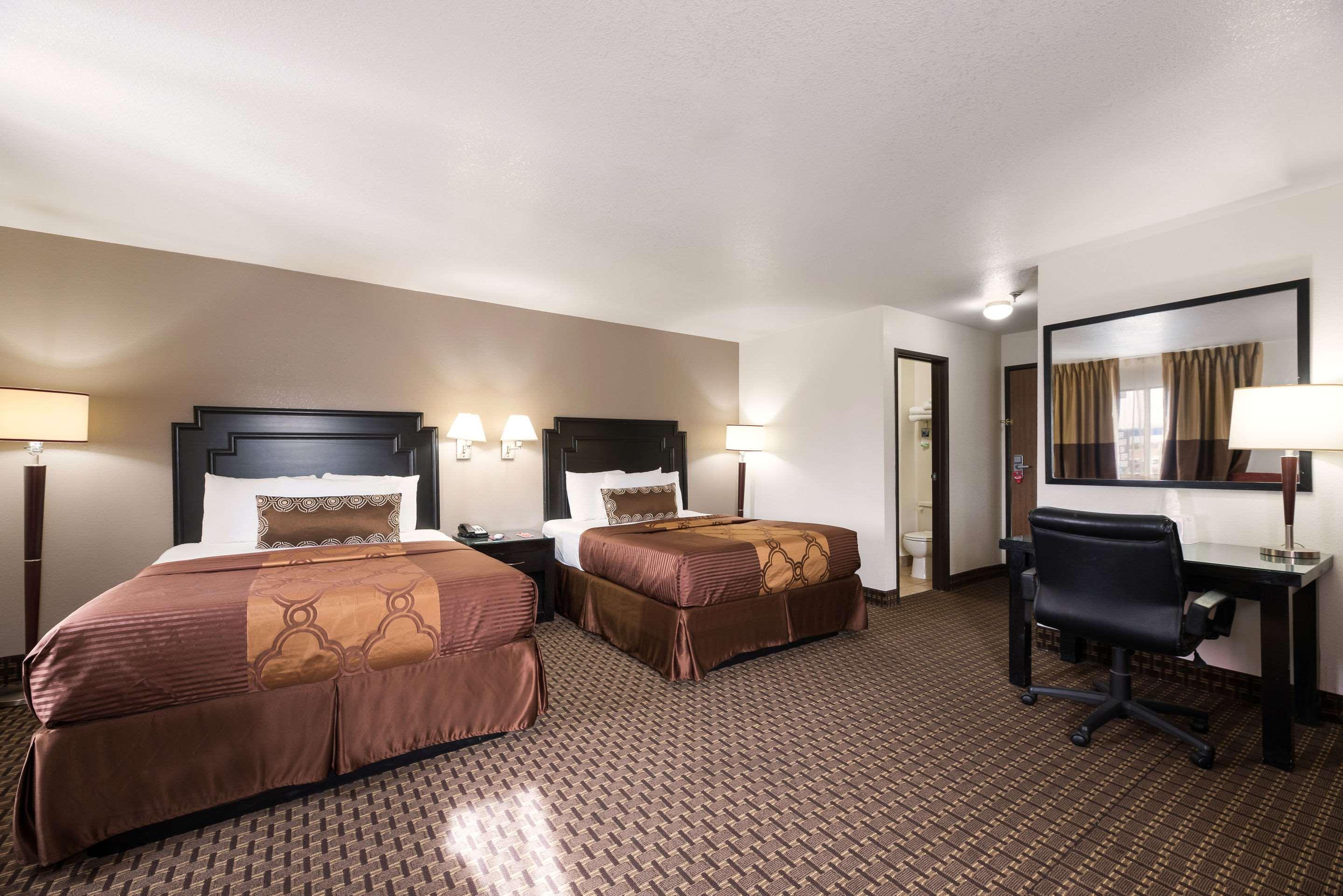 Econo Lodge Inn & Suites — photo 5