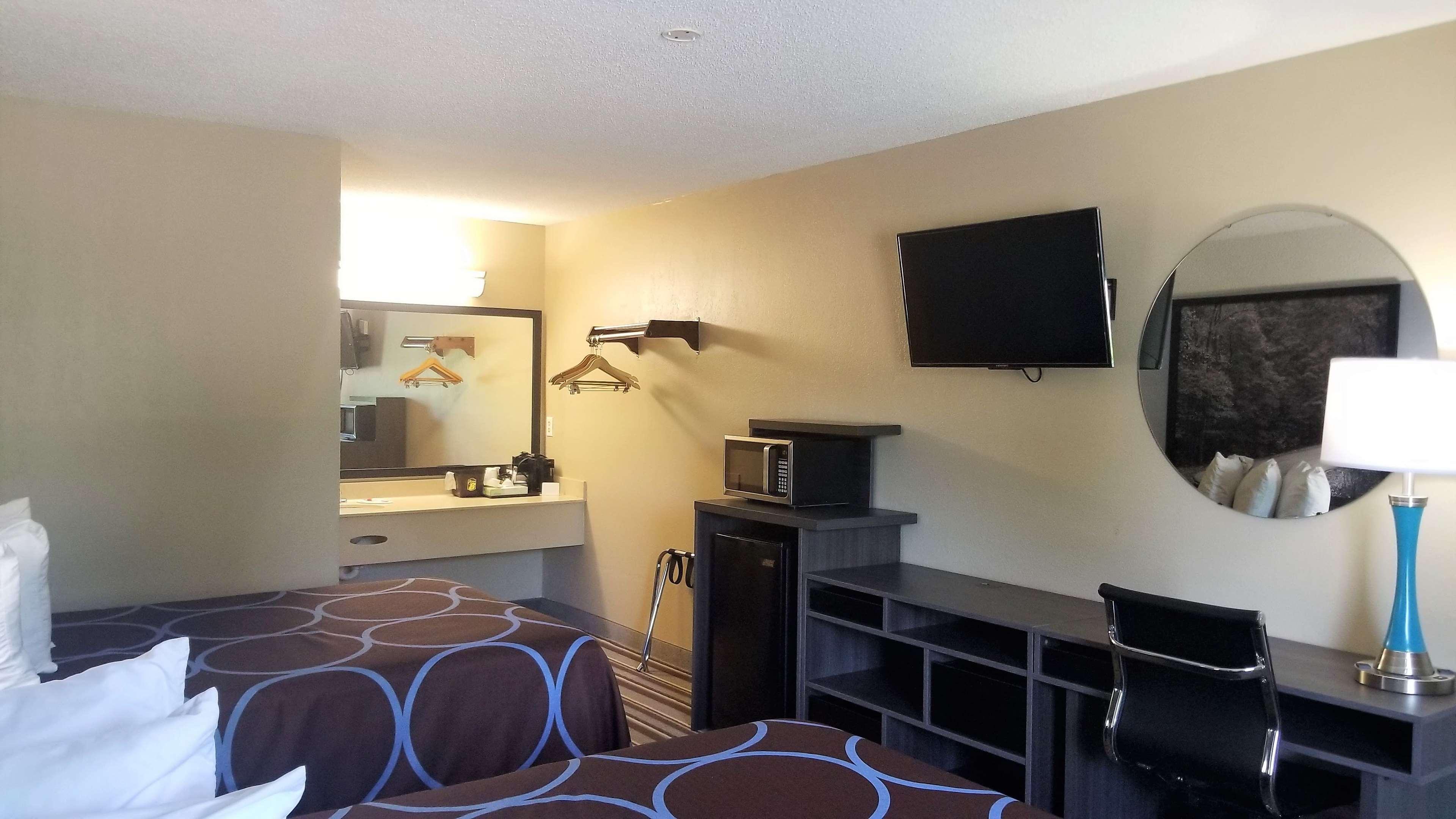 Super 8 by Wyndham Brownsburg — photo 4