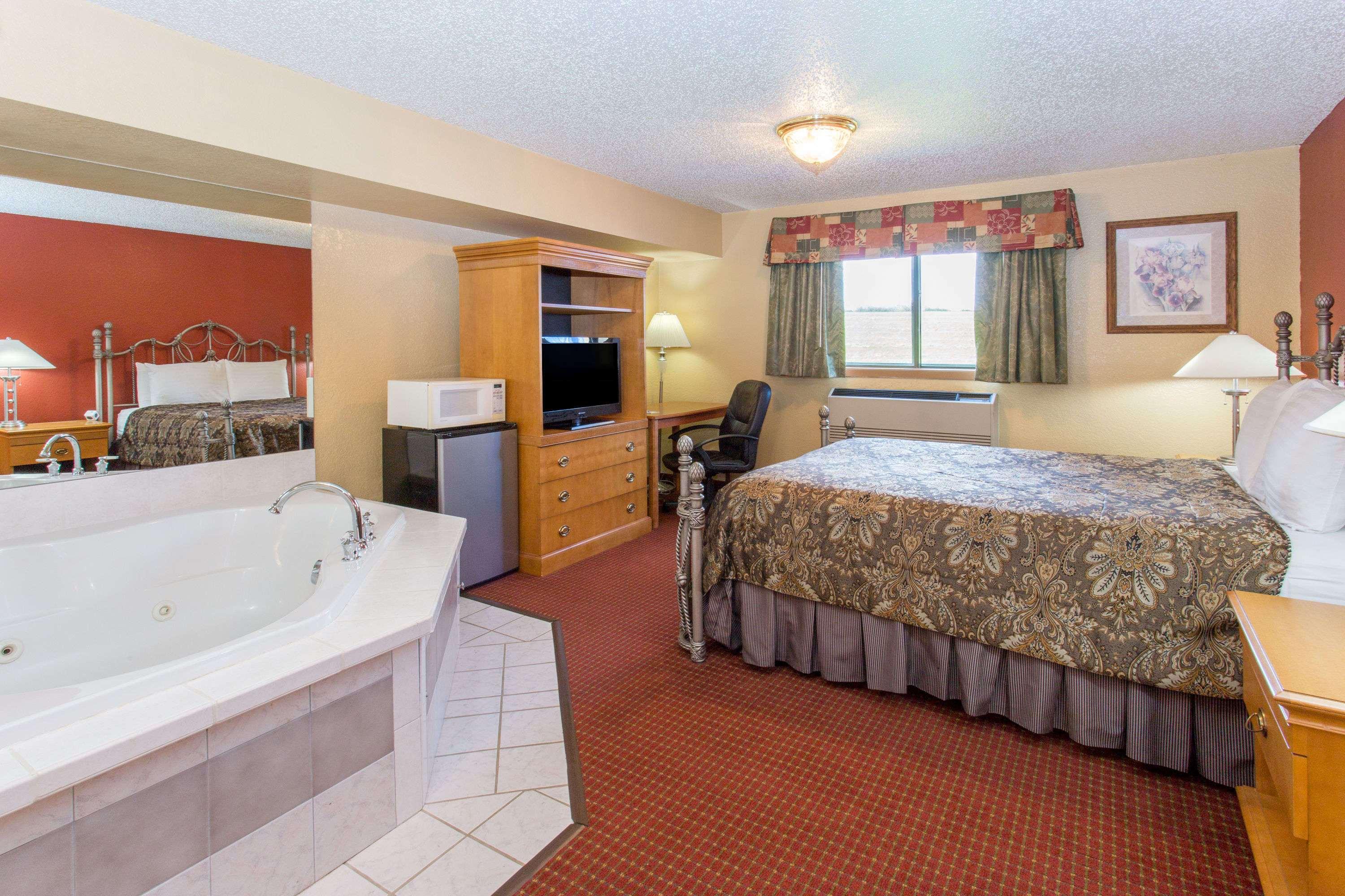 Days Inn Sheboygan/The Falls — photo 4