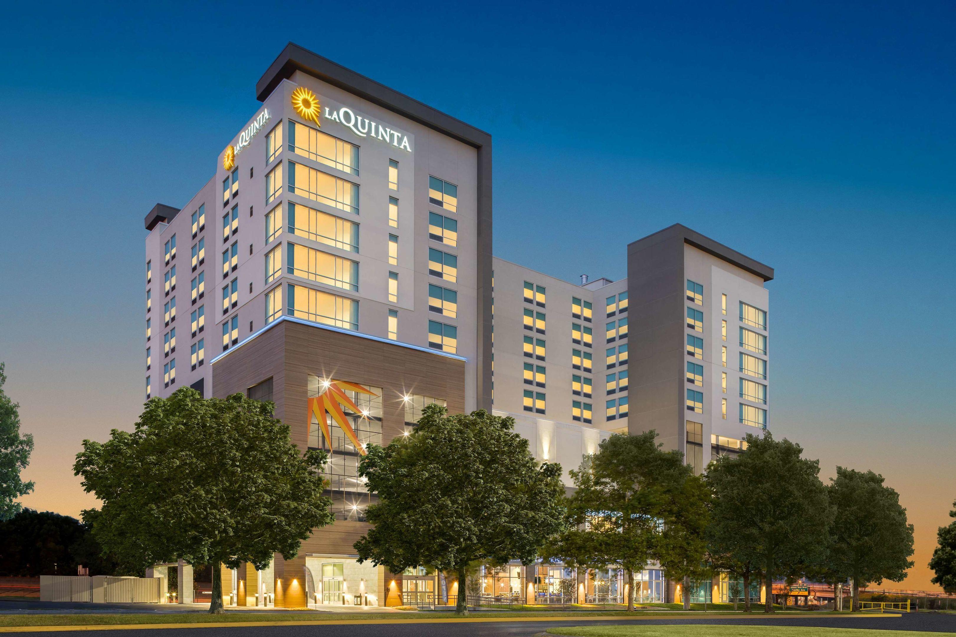 La Quinta Inn & Suites by Wyndham Nashville Downtown/Stadium