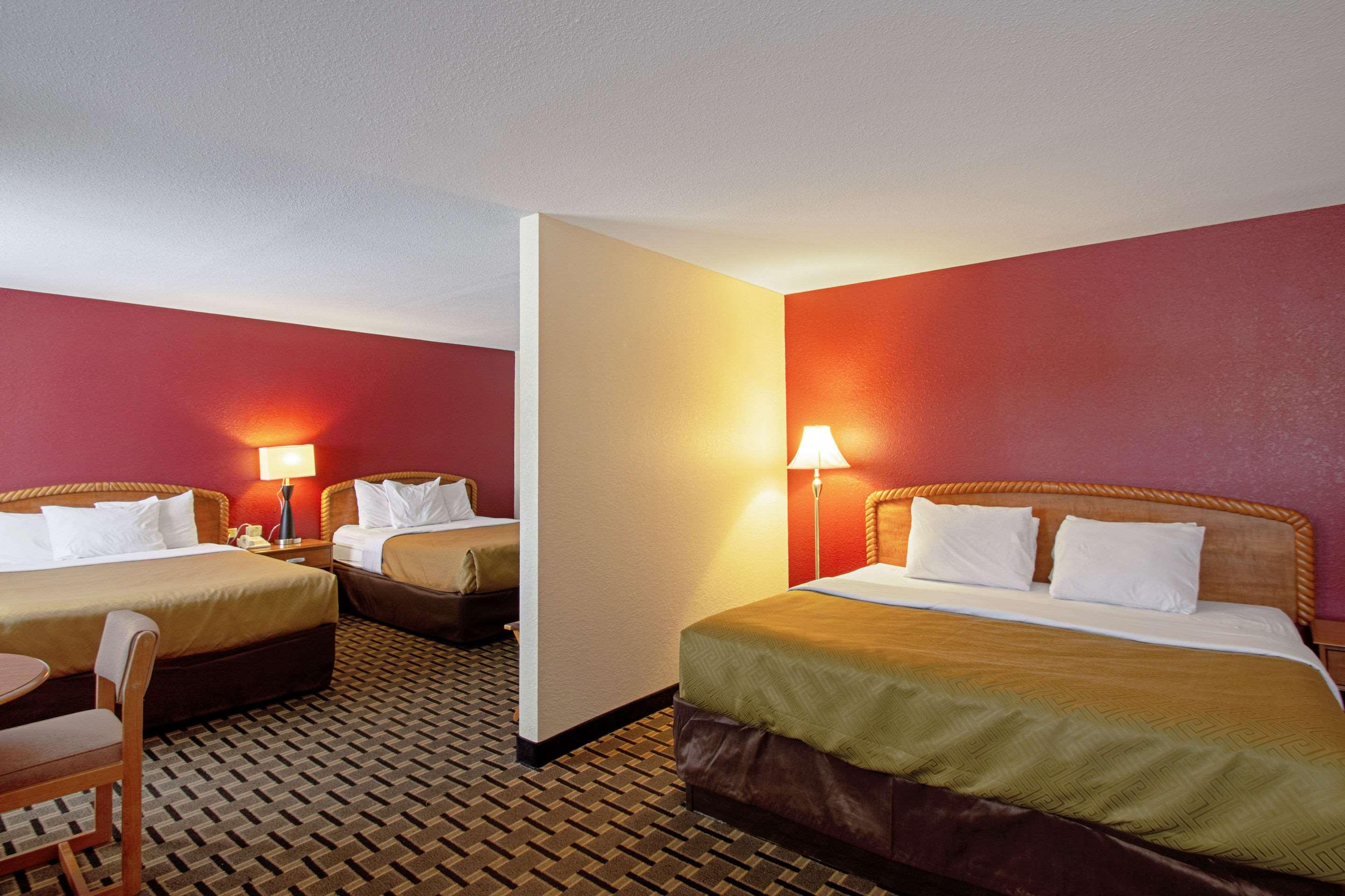 Econo Lodge Inn & Suites — photo 4