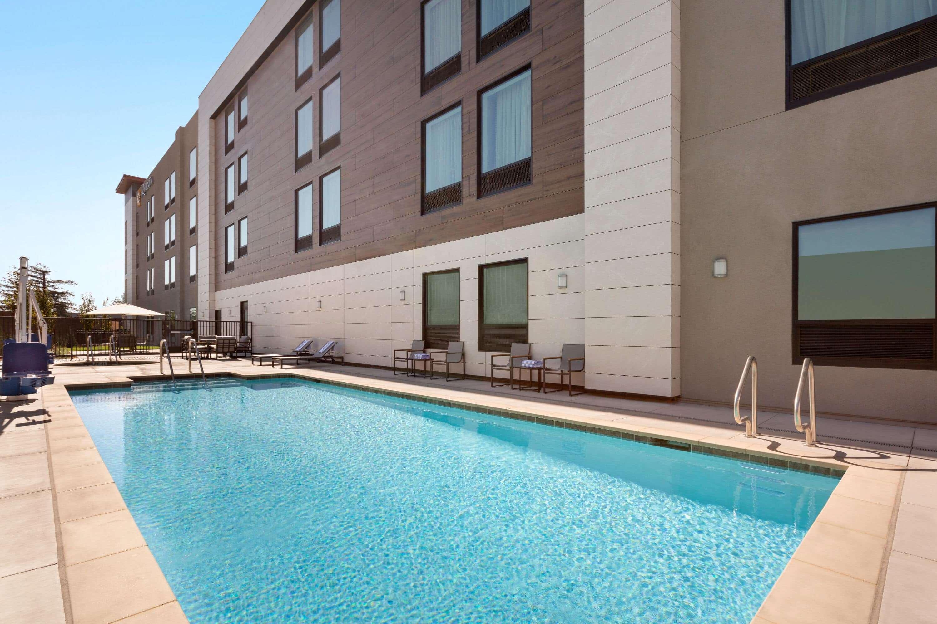 La Quinta Inn & Suites by Wyndham Santa Rosa Sonoma — photo 5