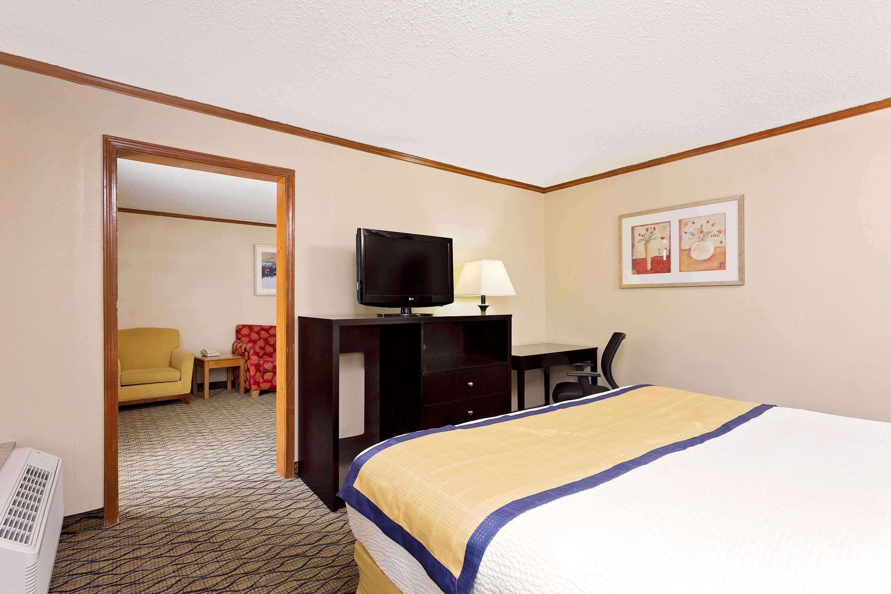 Baymont by Wyndham Kalamazoo East — photo 4