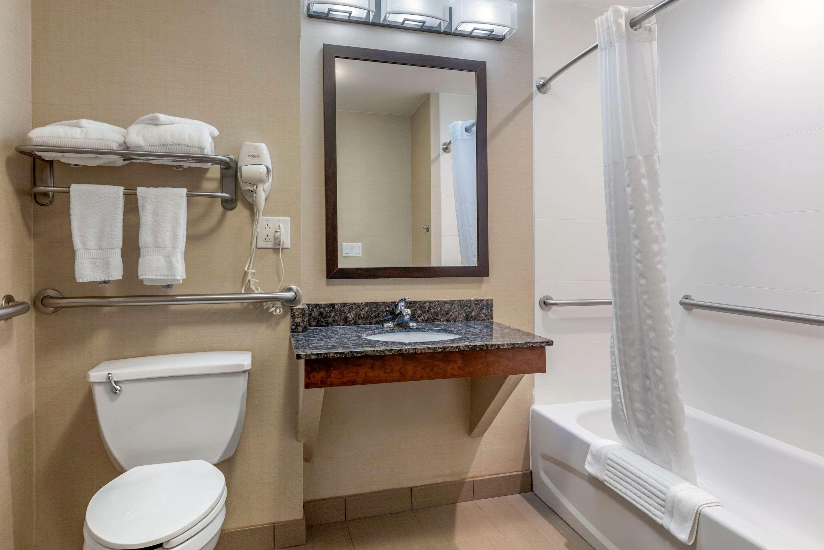 Comfort Suites — photo 5