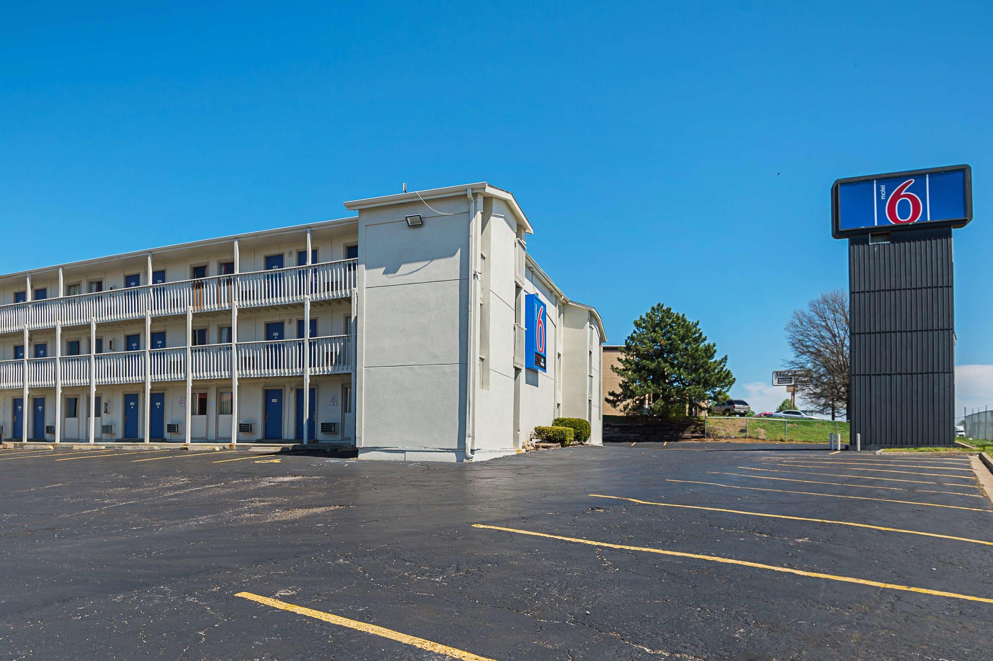 Motel 6 Blue Springs — photo 3