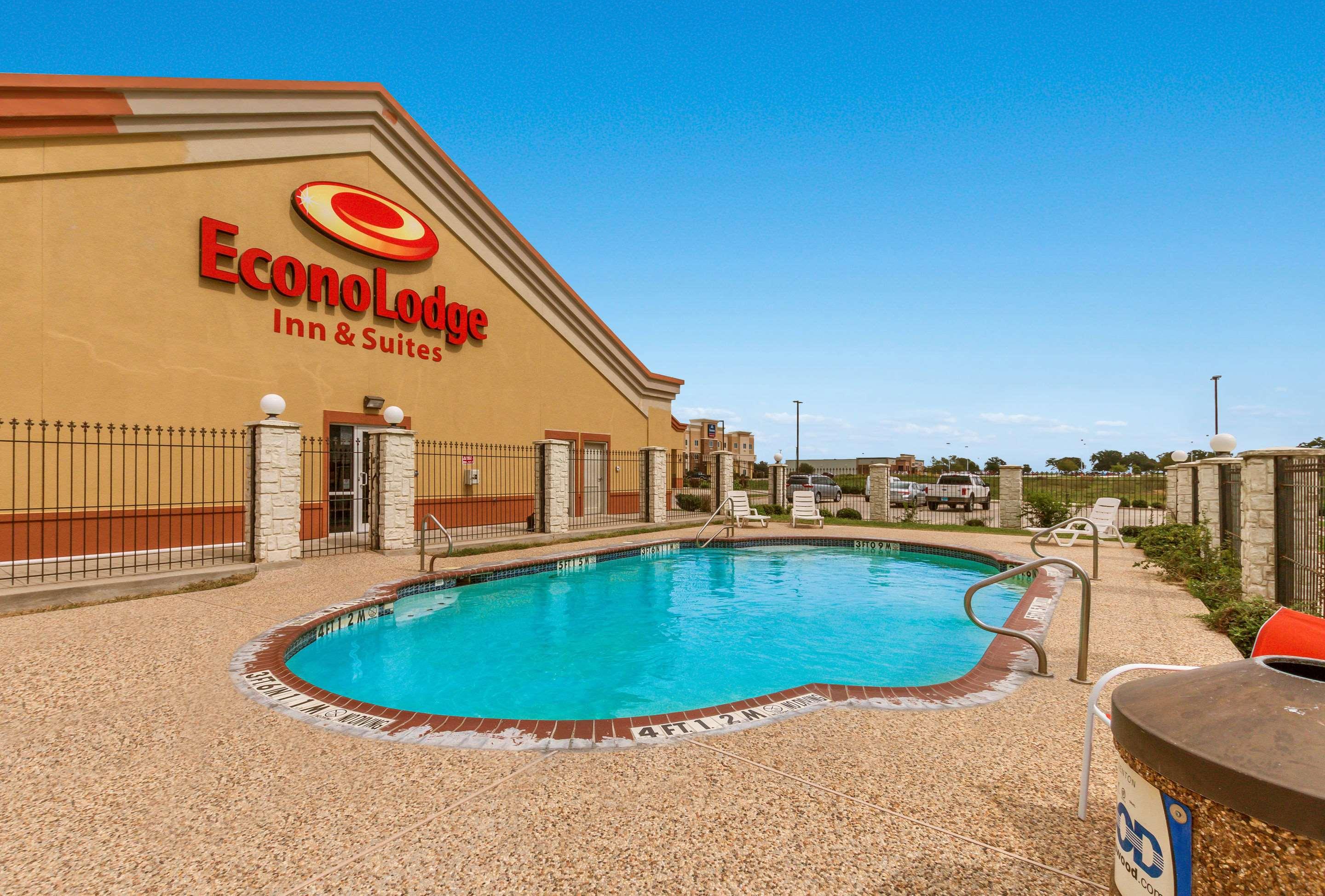 Econo Lodge Inn & Suites — photo 5