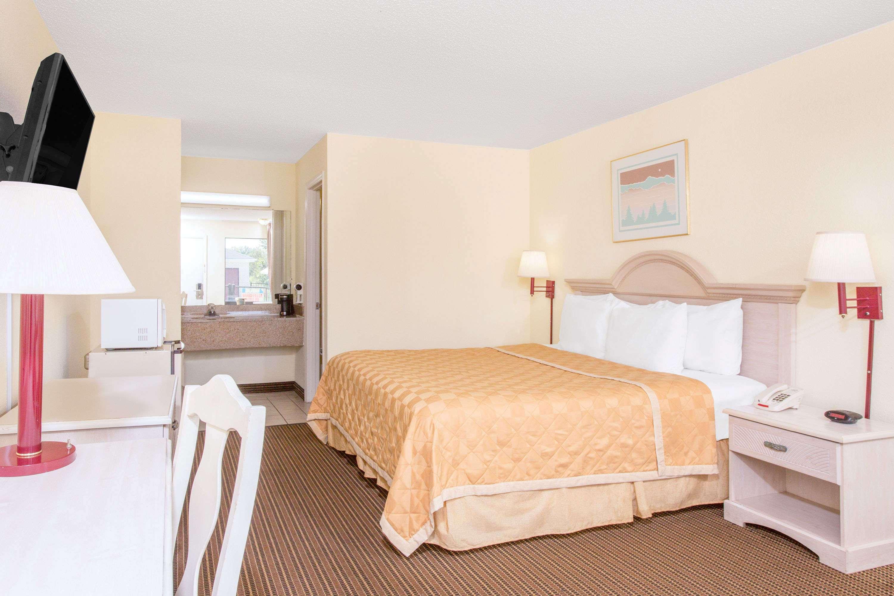 Days Inn by Wyndham Spartanburg Waccamaw — photo 3