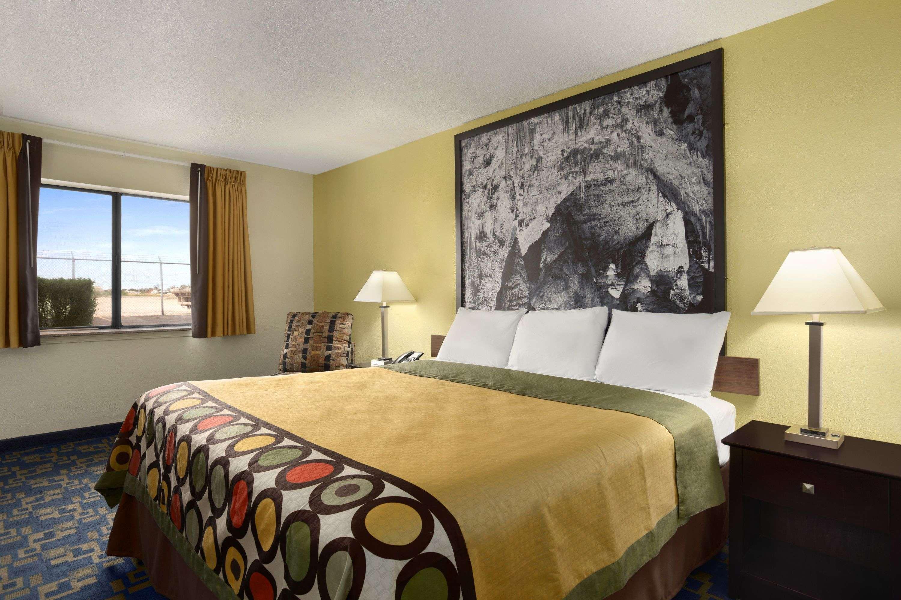 Super 8 by Wyndham Carlsbad — photo 4