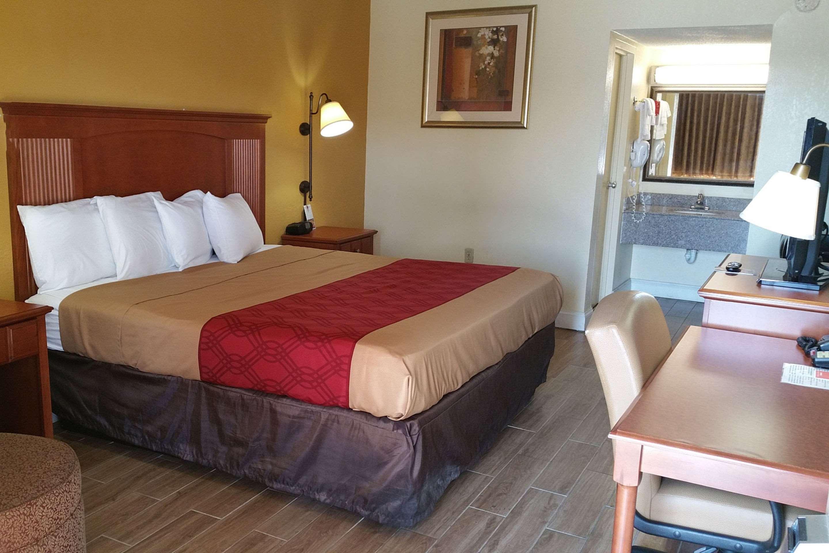 Econo Lodge Byron / Old Macon Rd — photo 4