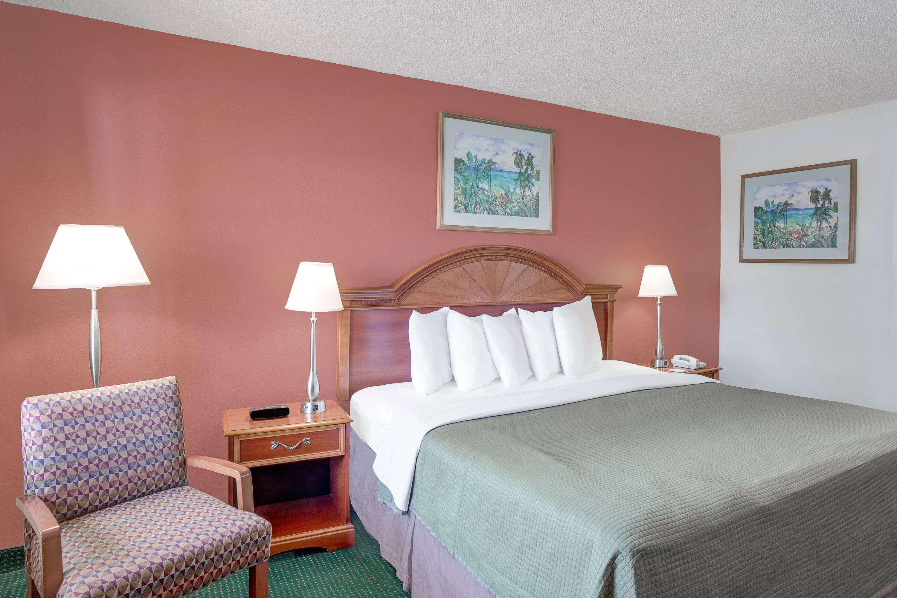 Howard Johnson Inn Fort Myers — photo 5