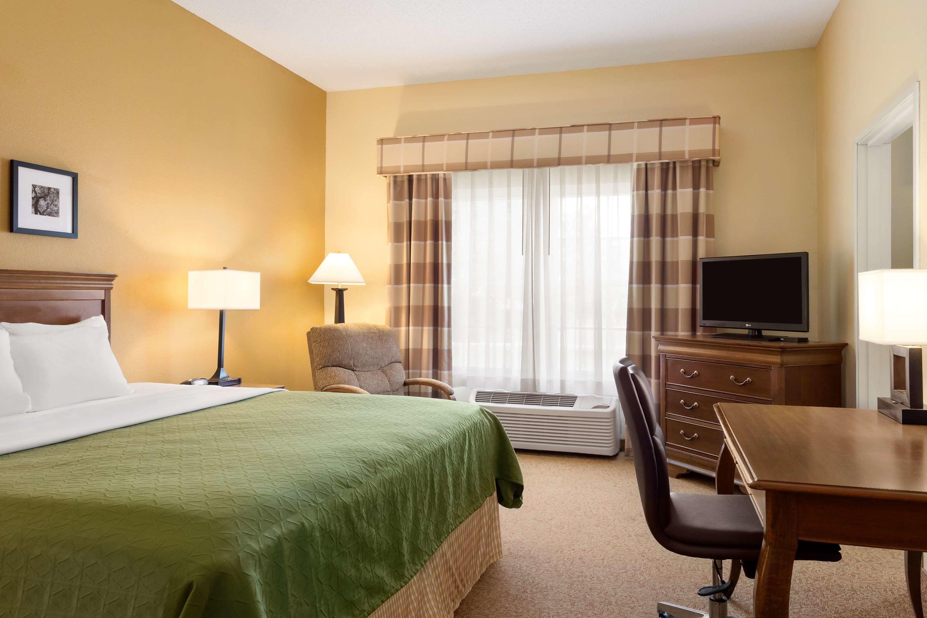 Country Inn & Suites by Radisson, Salina, KS — photo 5