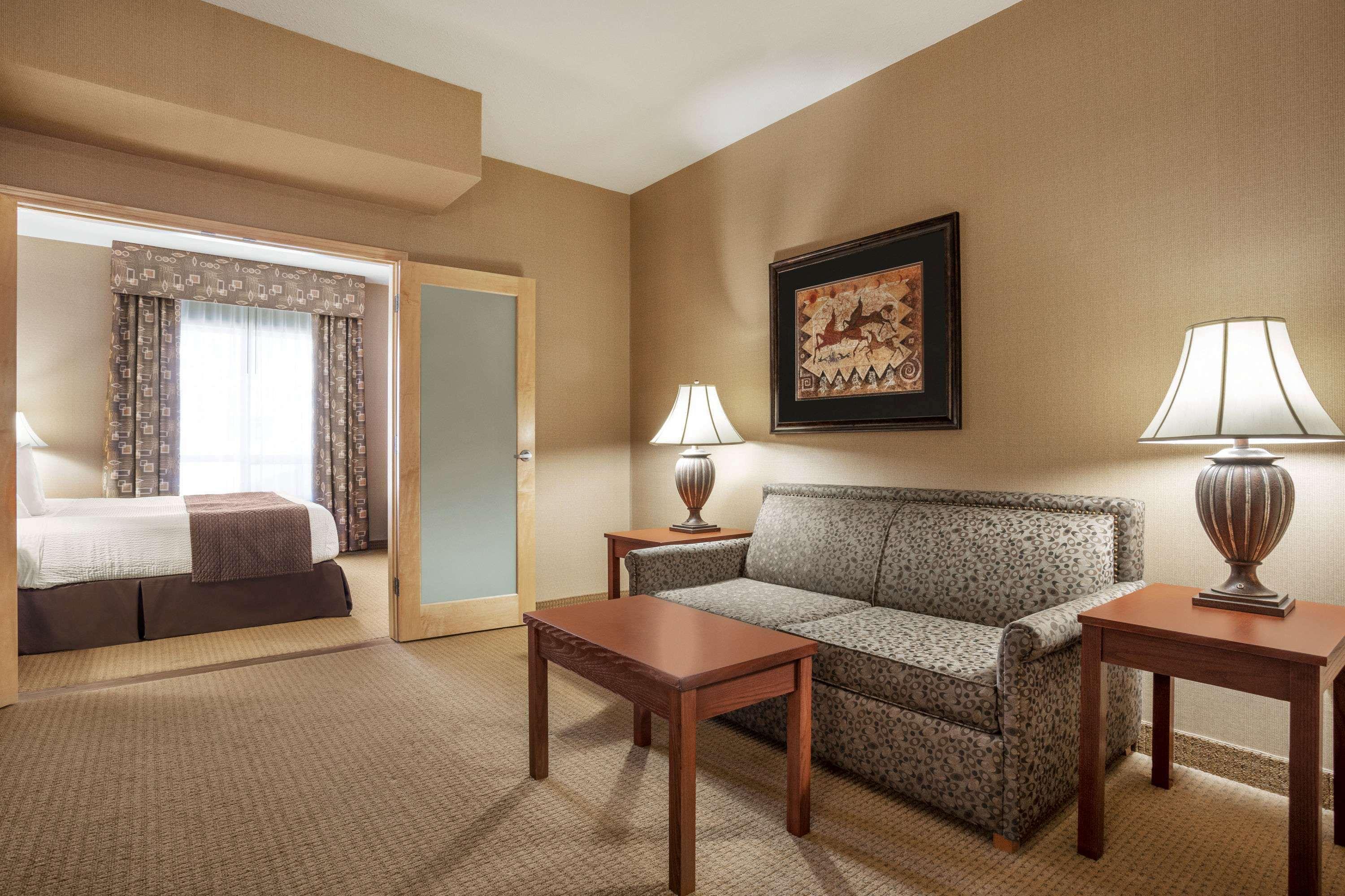 Days Inn & Suites Strathmore — photo 4