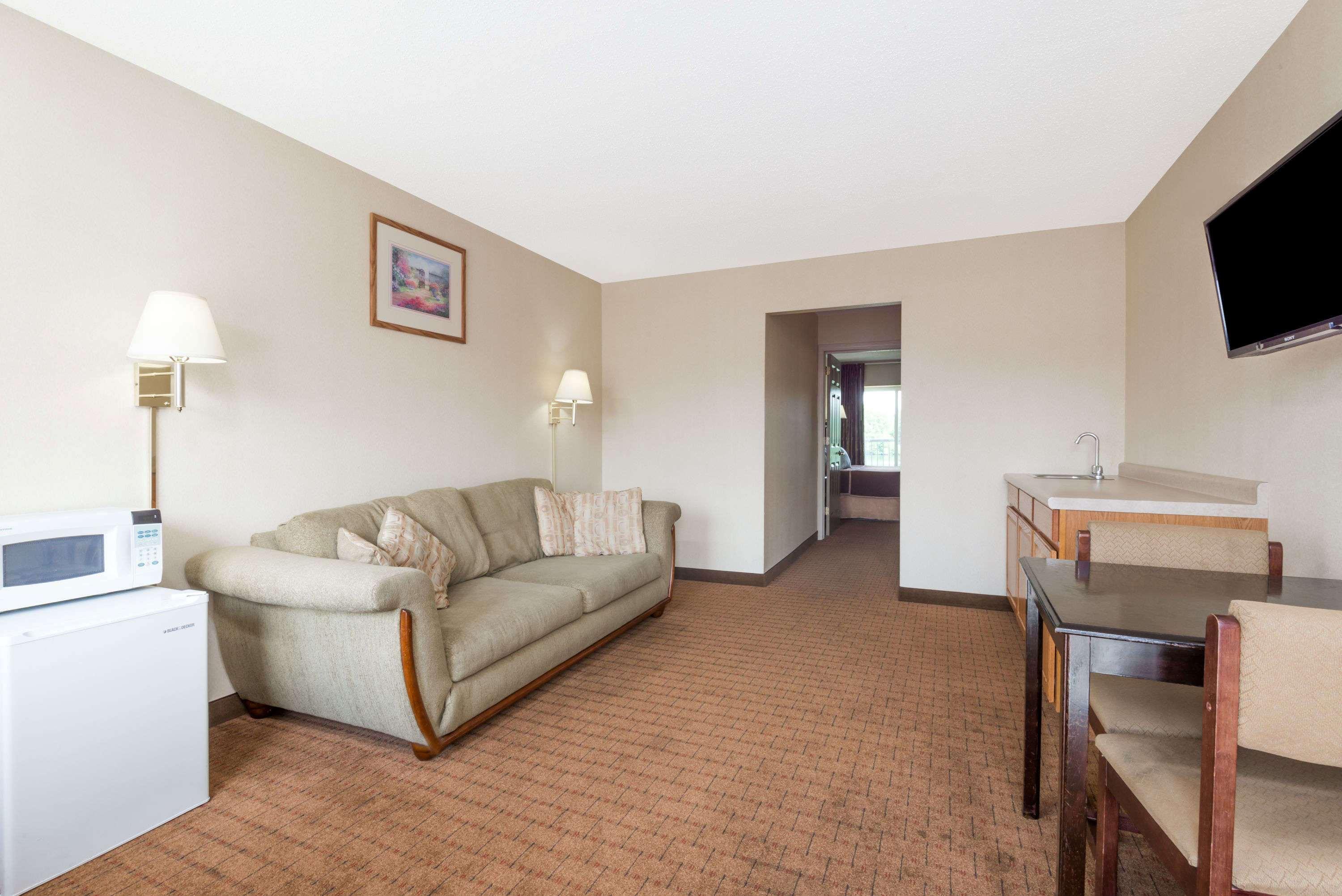 Howard Johnson by Wyndham Springfield — photo 5