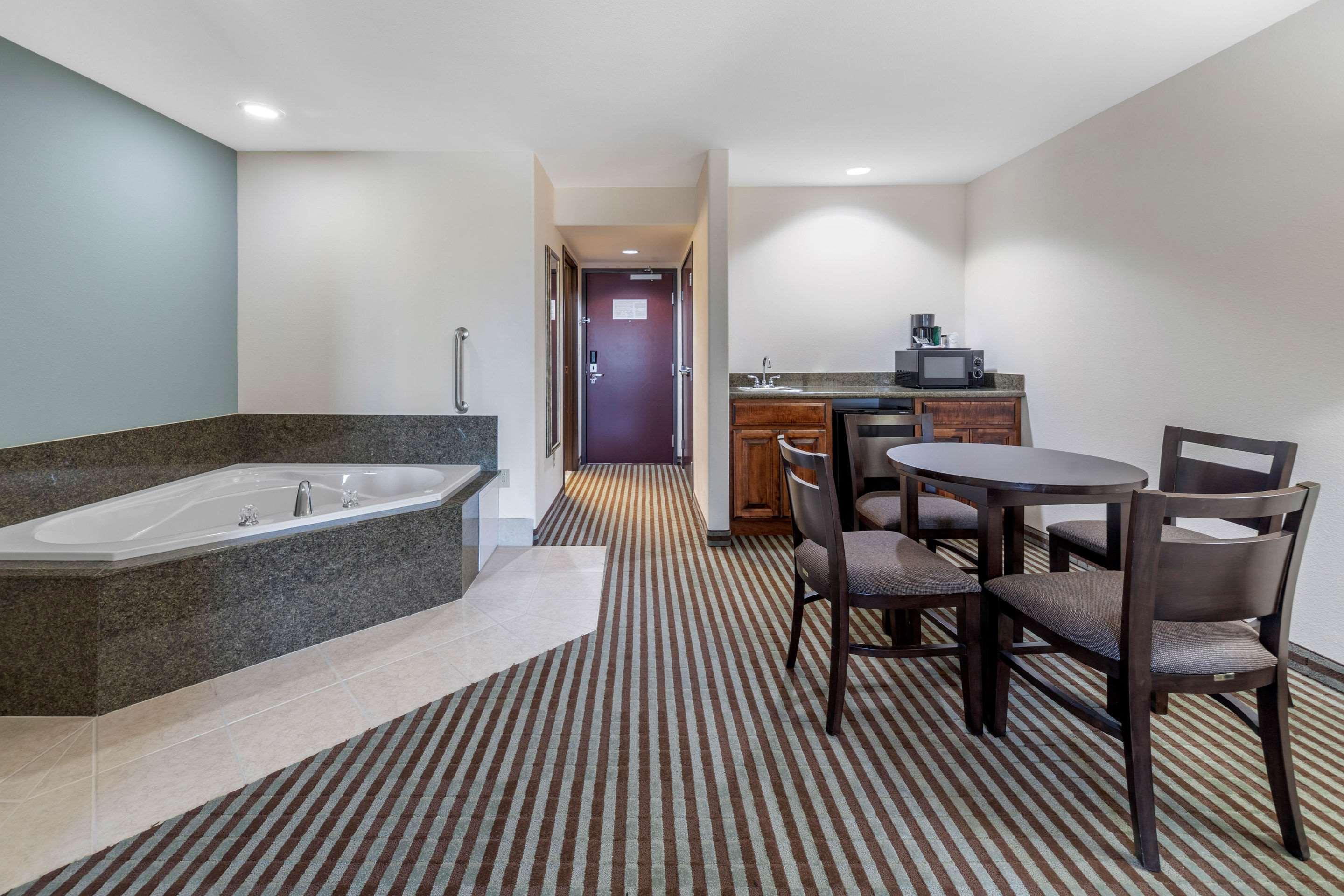 Comfort Inn & Suites — photo 5