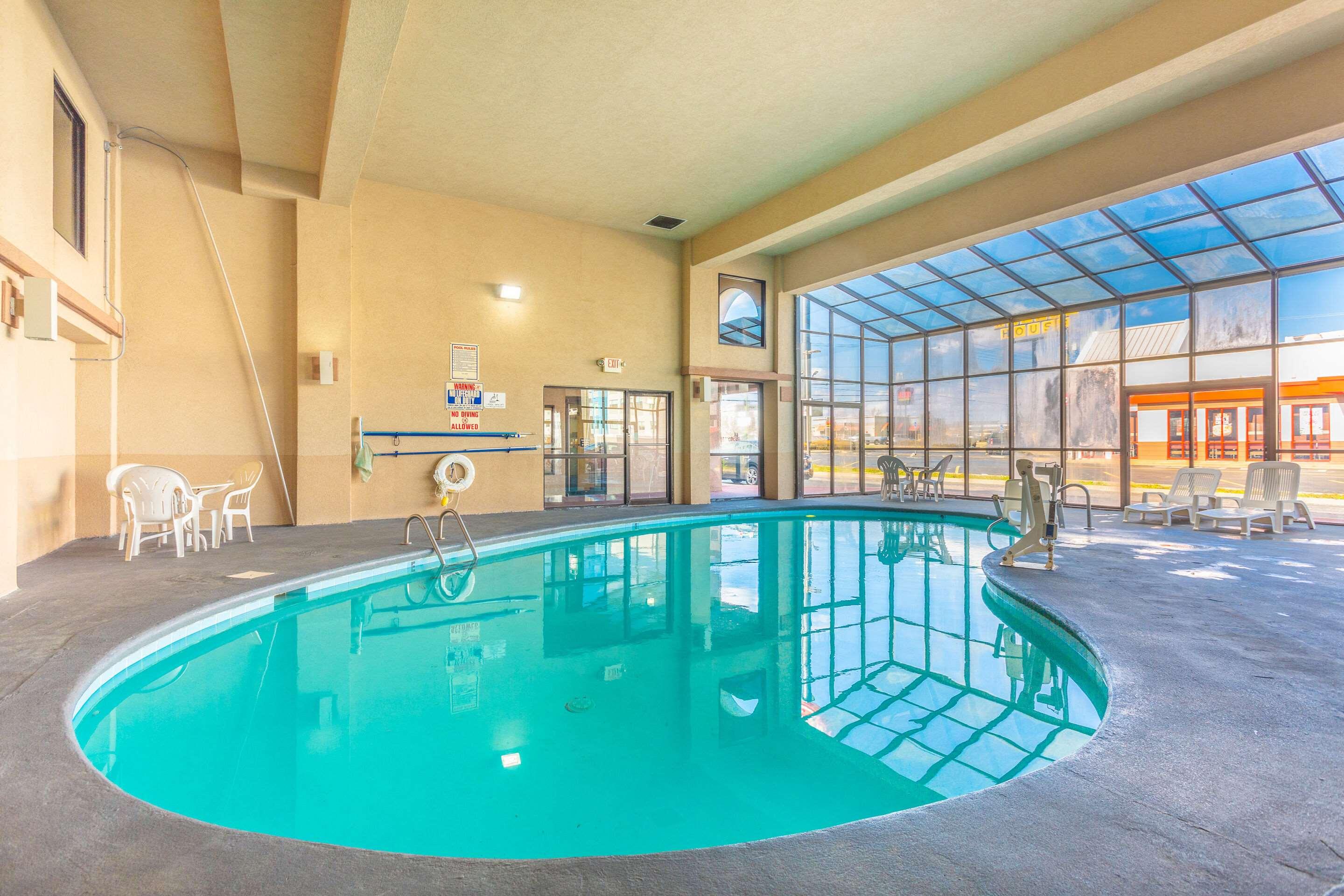 Econo Lodge & Suites — photo 5