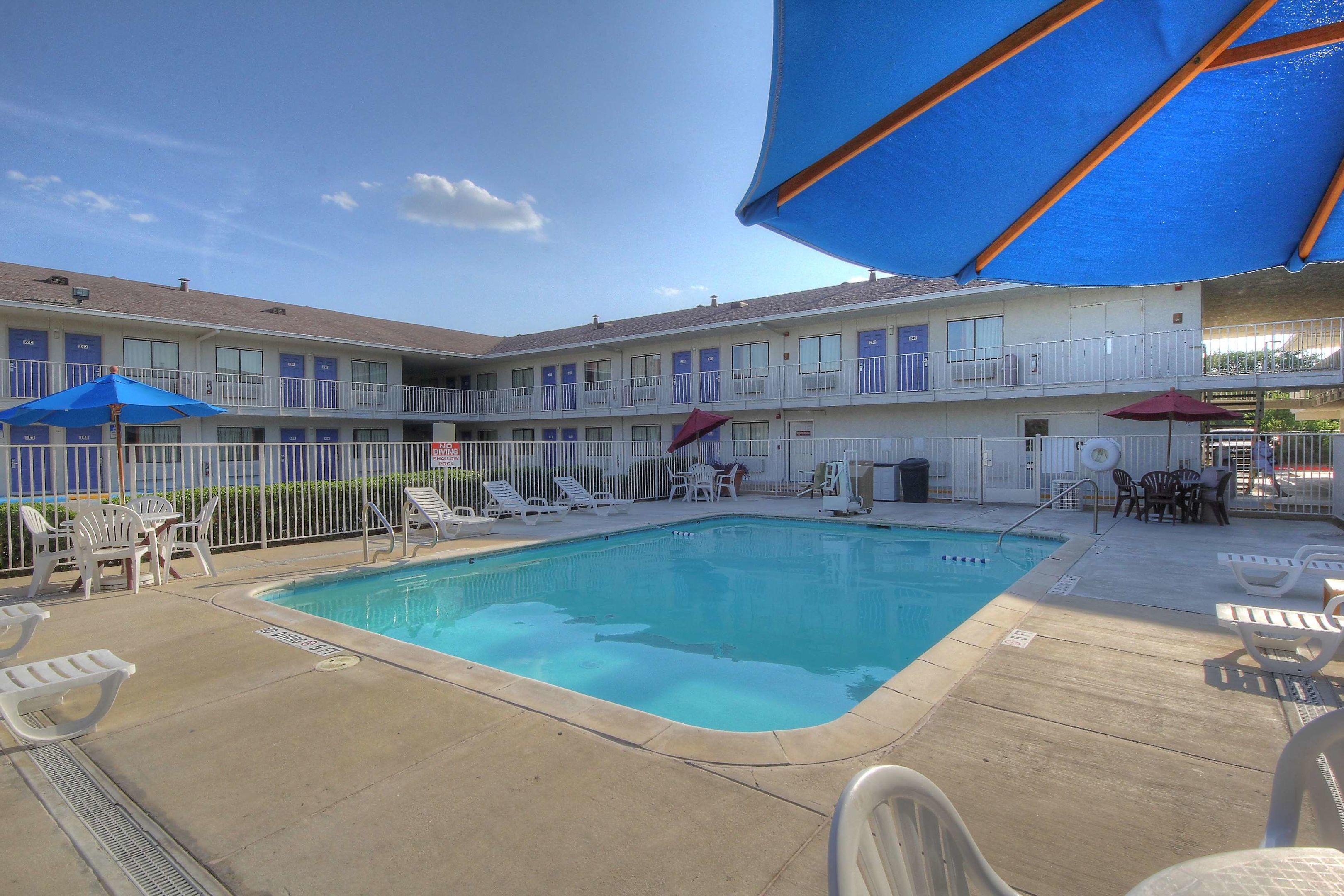 Motel 6 San Antonio - Fiesta — photo 5