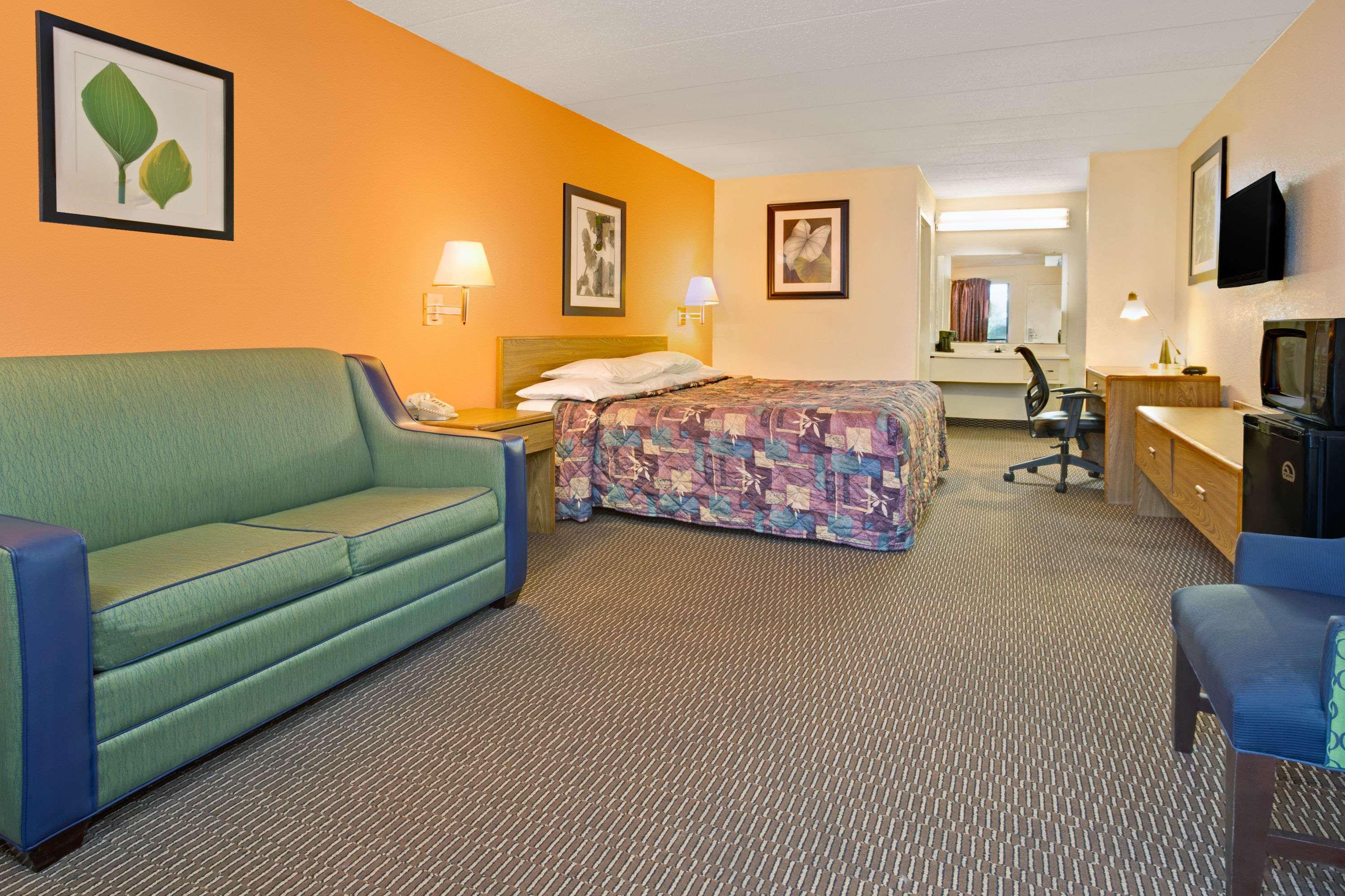 Days Inn Cincinnati East — photo 5