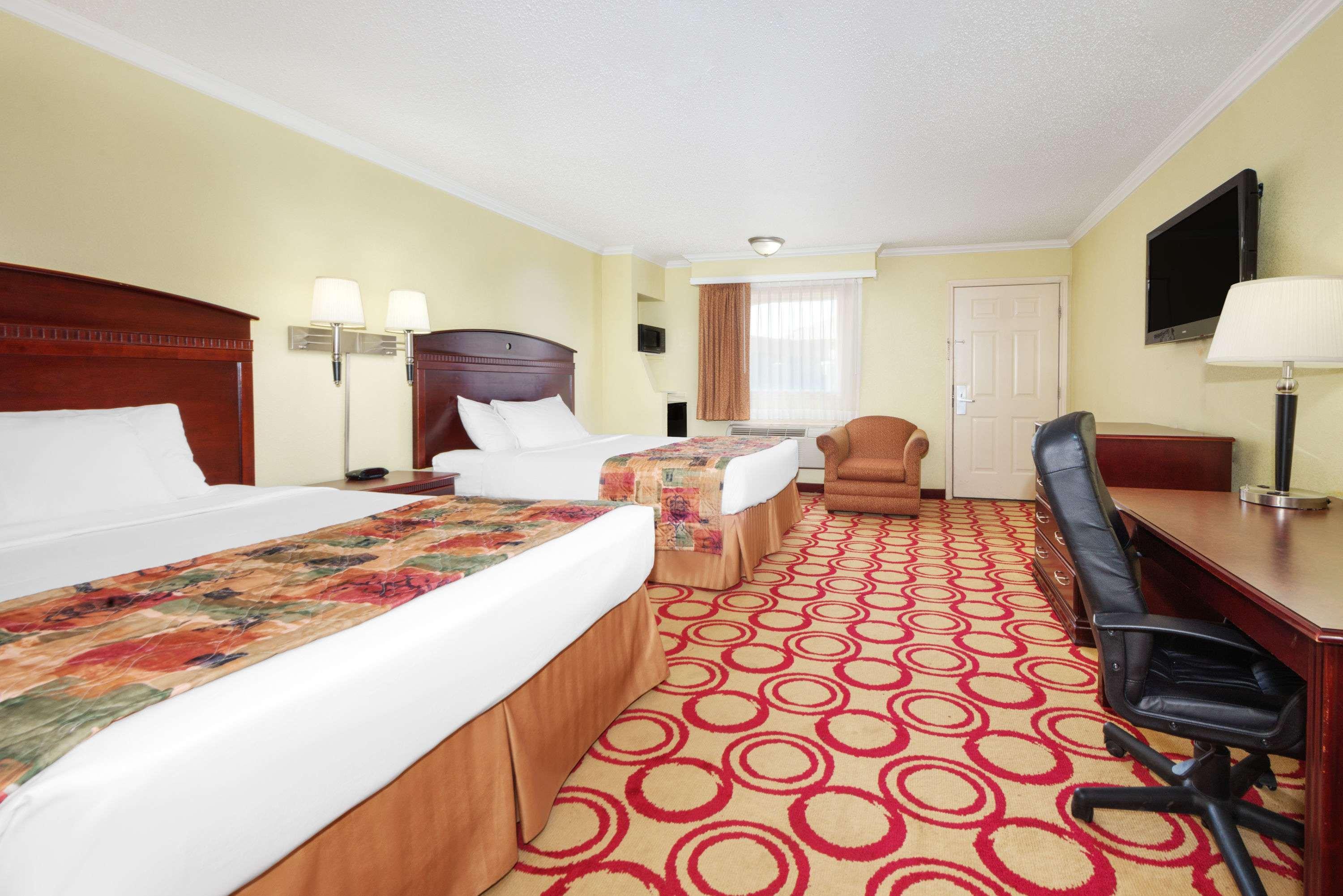 Days Inn by Wyndham Plainview — photo 3