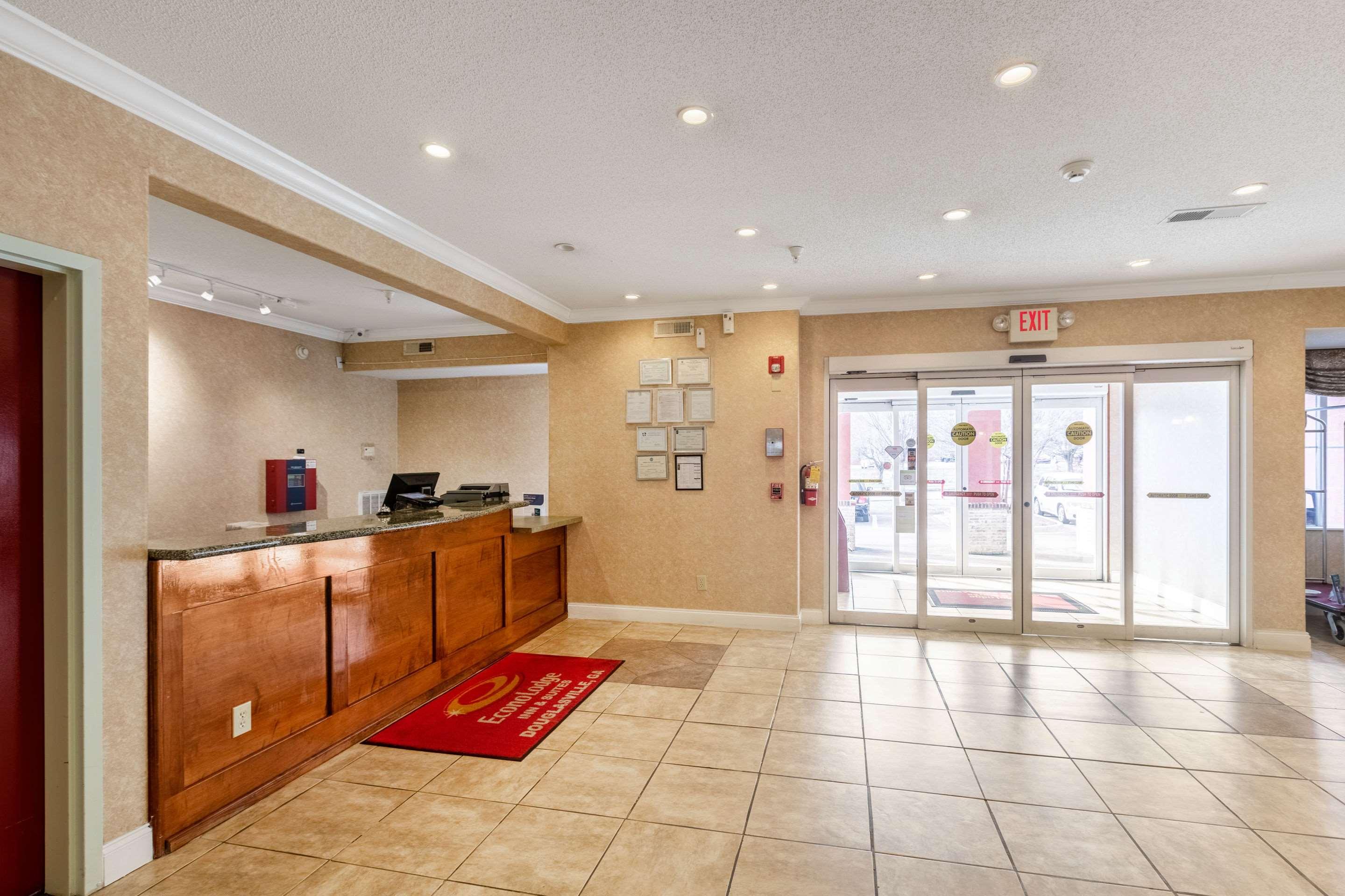 Econo Lodge Inn & Suites — photo 4