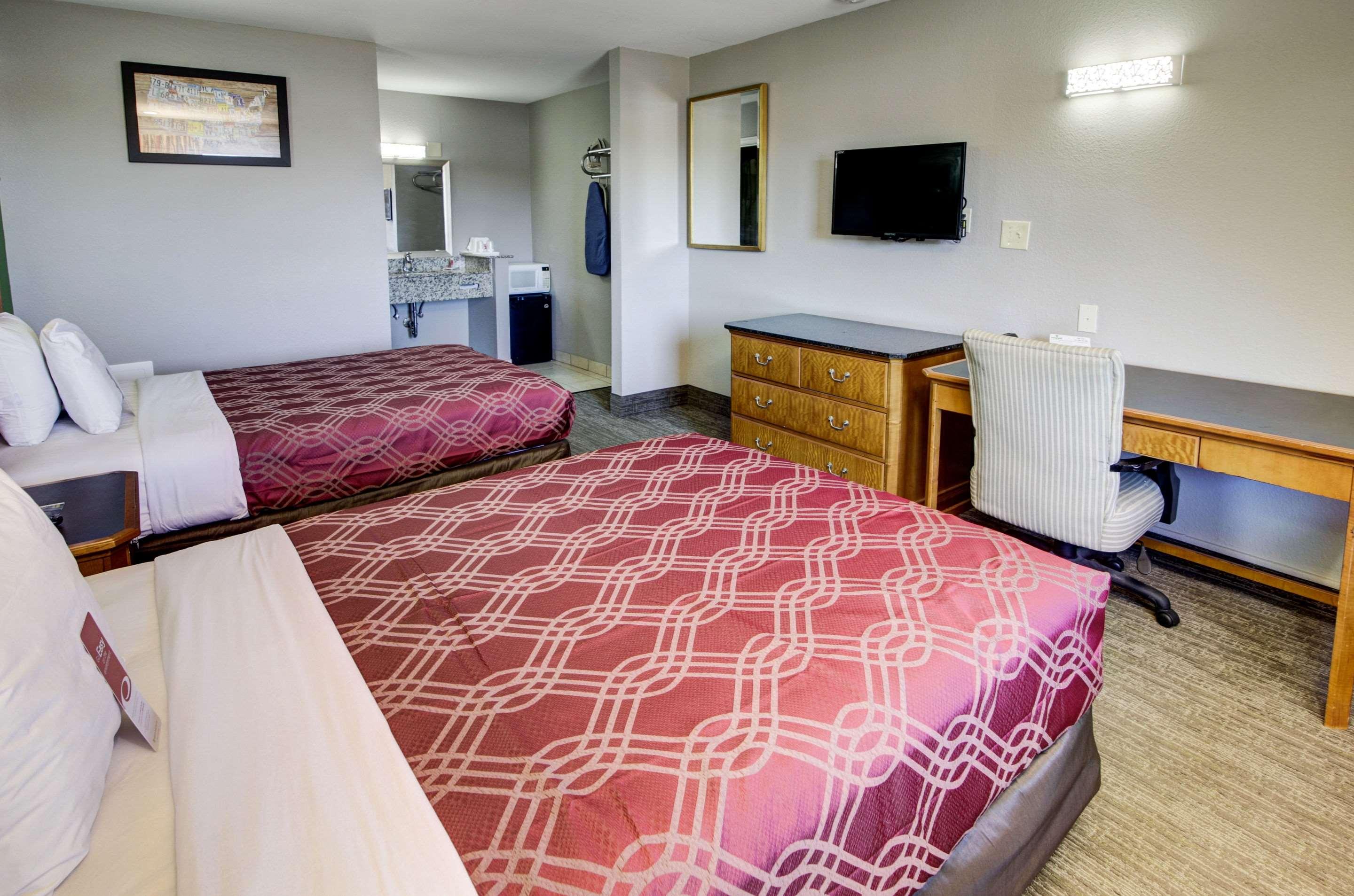 Econo Lodge Airport — photo 5
