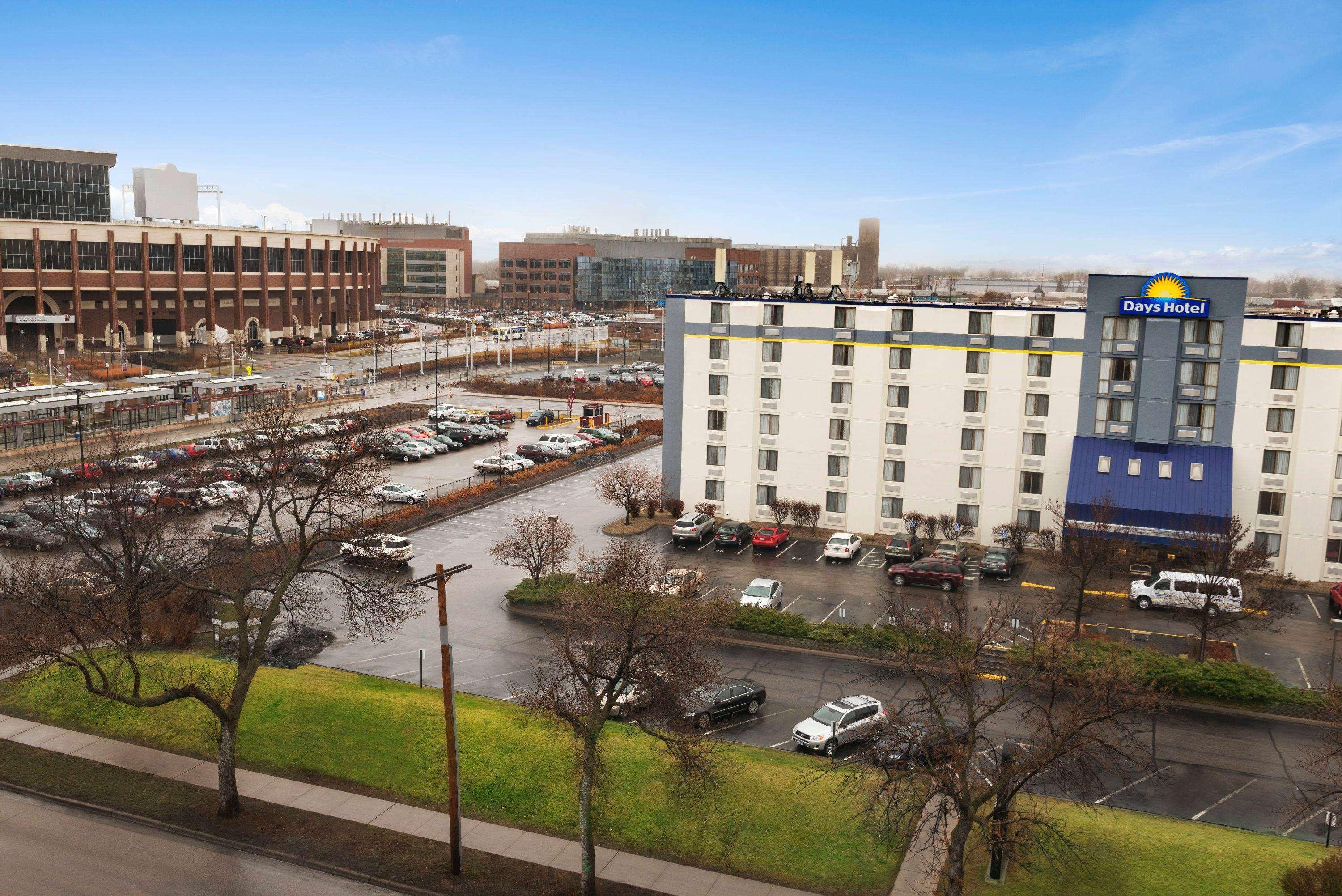 Days Hotel by Wyndham University Avenue Southeast — photo 4