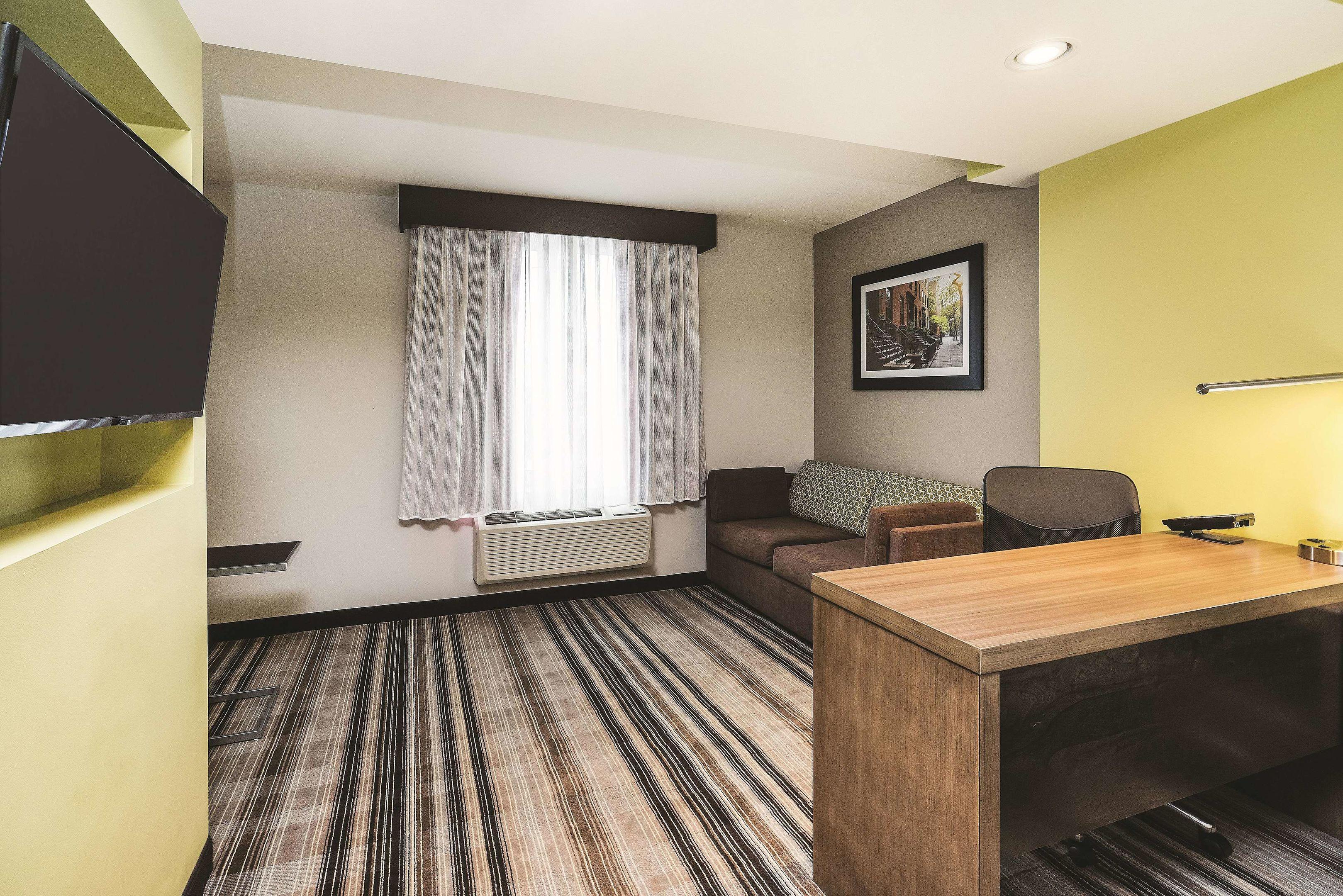 La Quinta Inn & Suites Brooklyn Central — photo 5