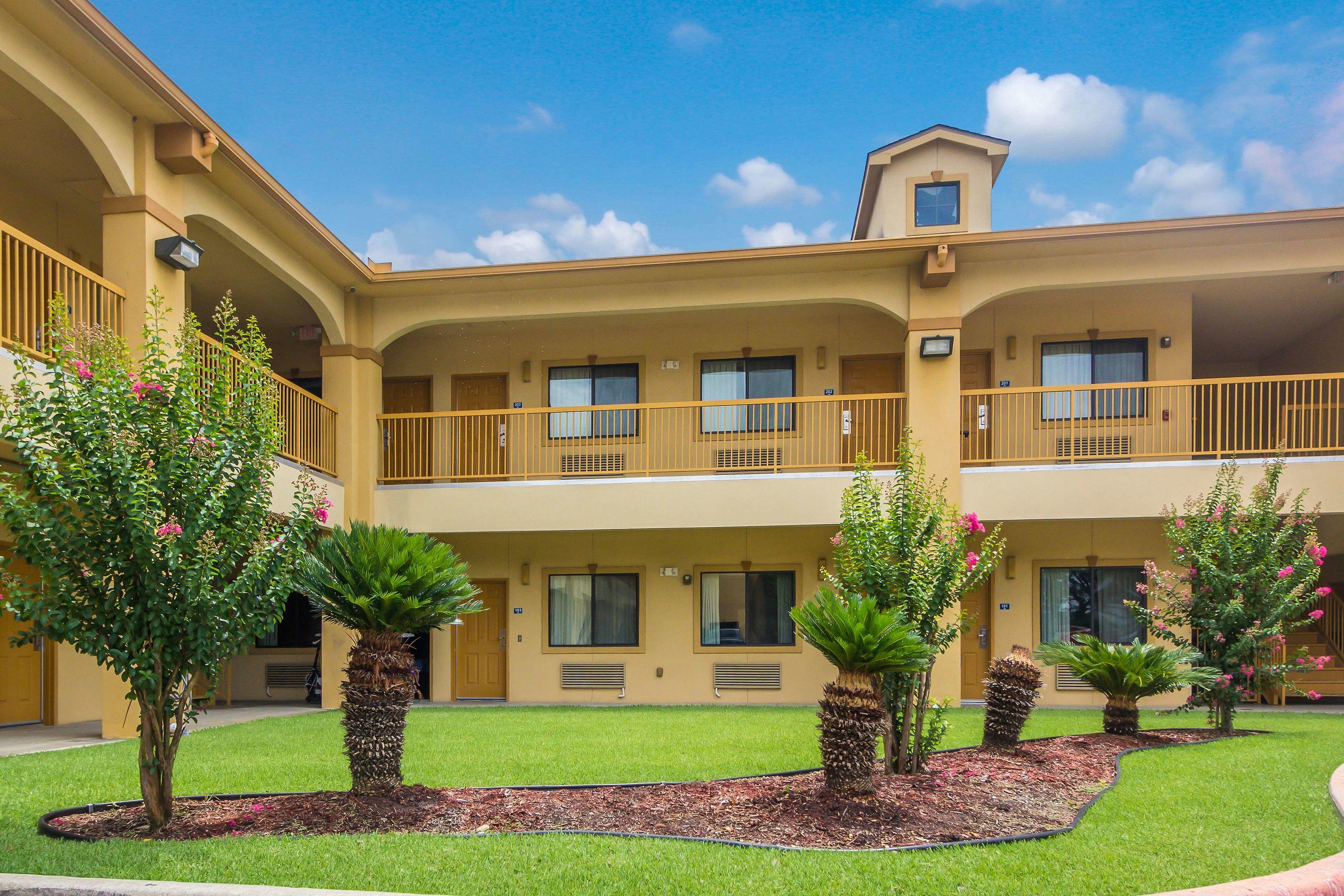 Americas Best Value Inn & Suites Tomball — photo 5