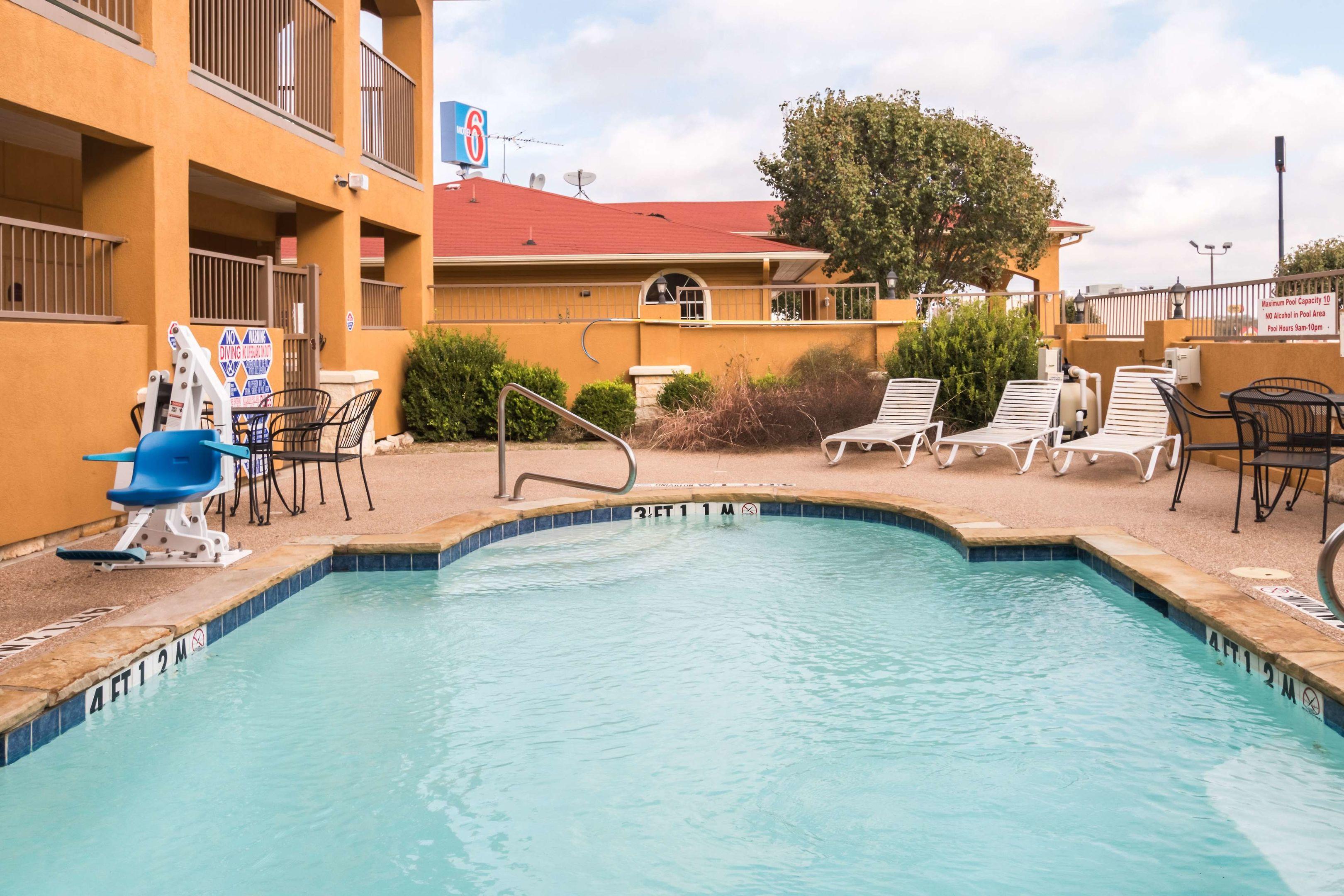 Motel 6 Alvarado, TX — photo 4