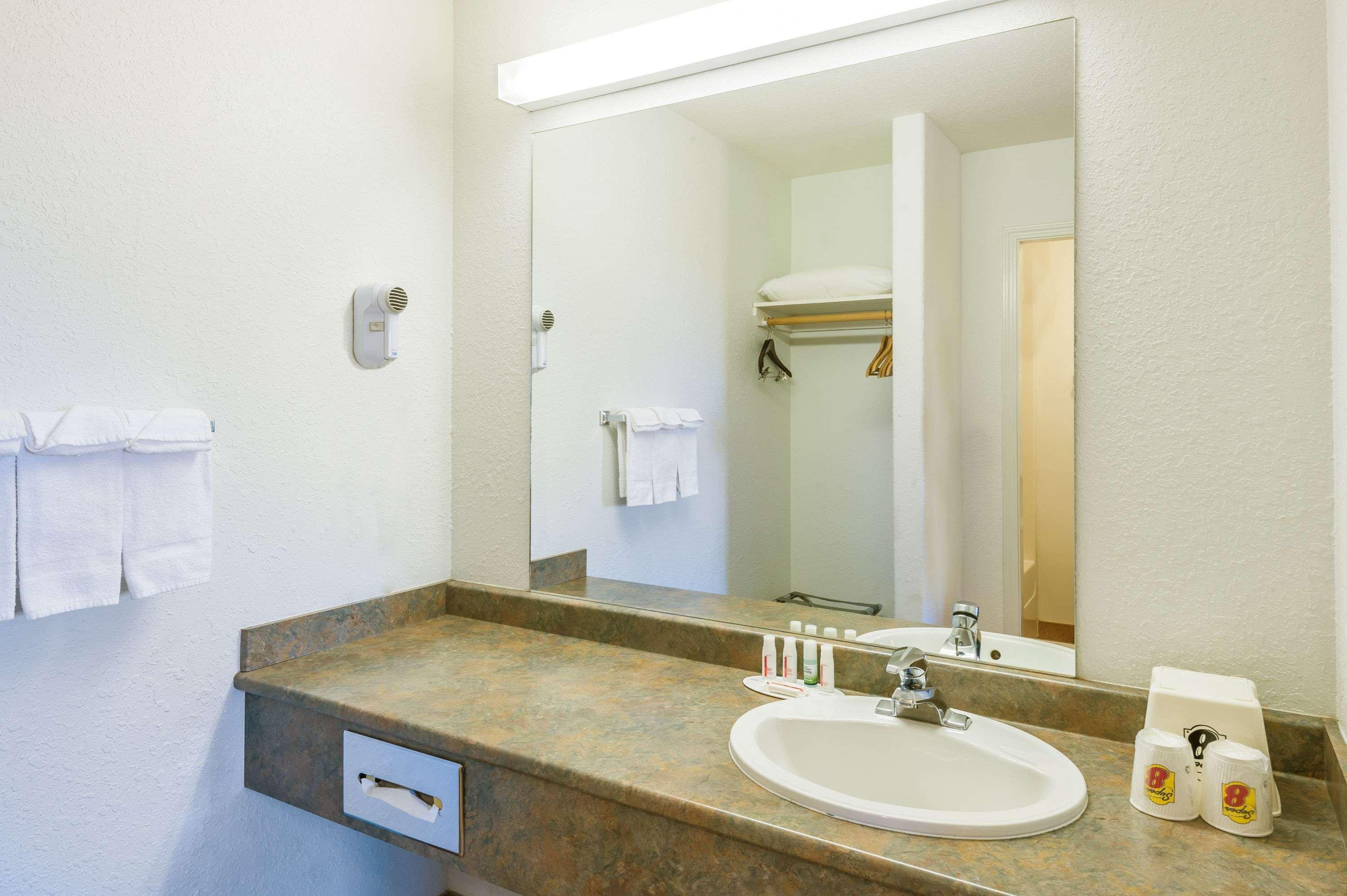 Super 8 by Wyndham 100 Mile House — photo 5