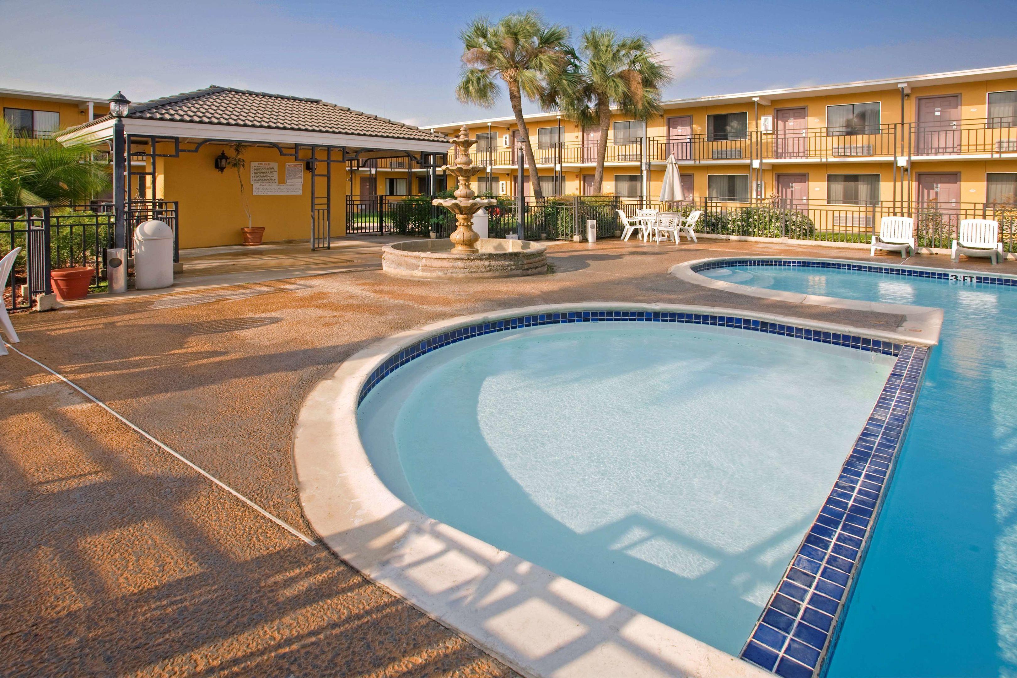 Americas Best Value Inn Laredo — photo 4