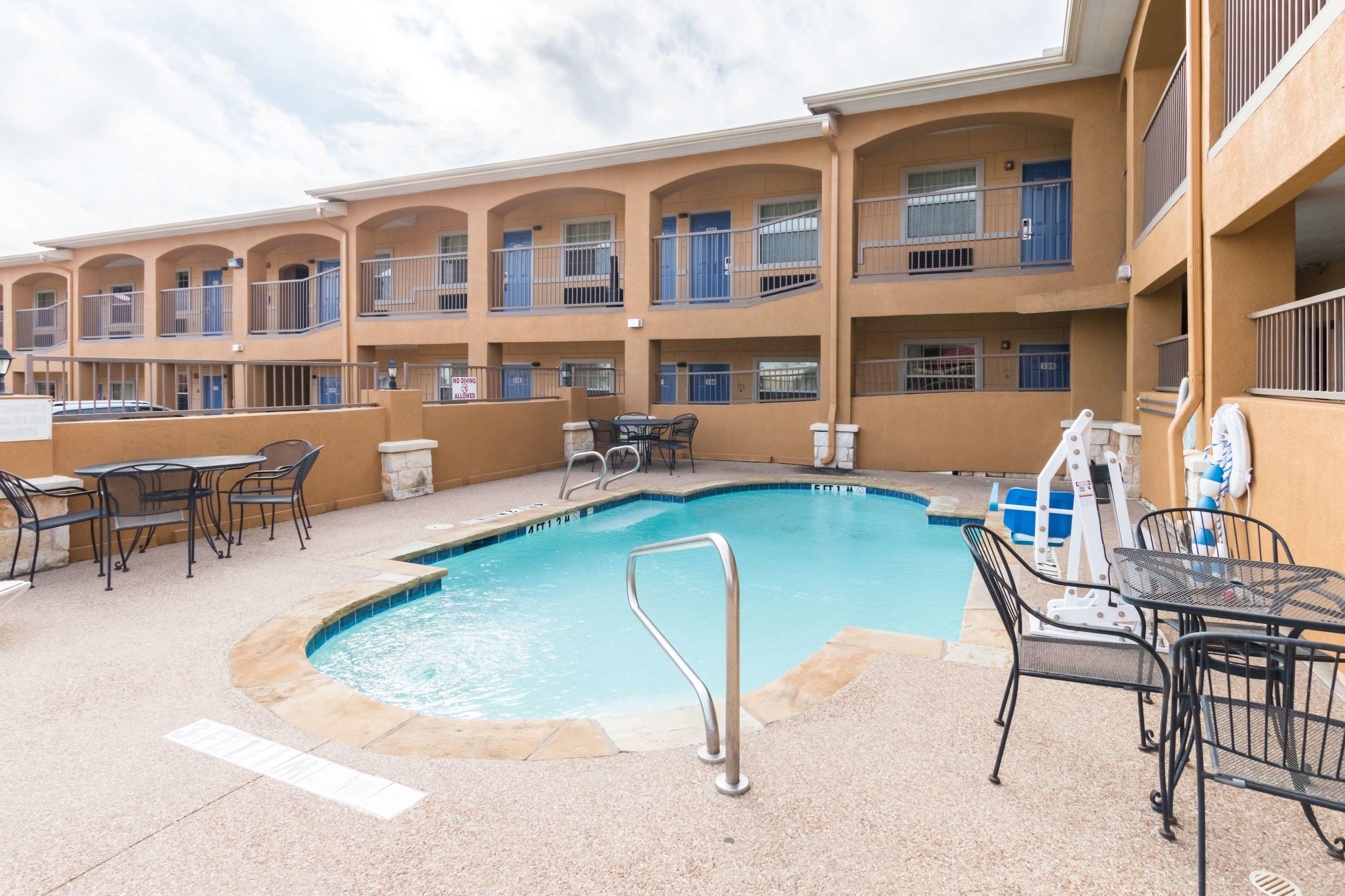 Motel 6 Alvarado, TX — photo 5