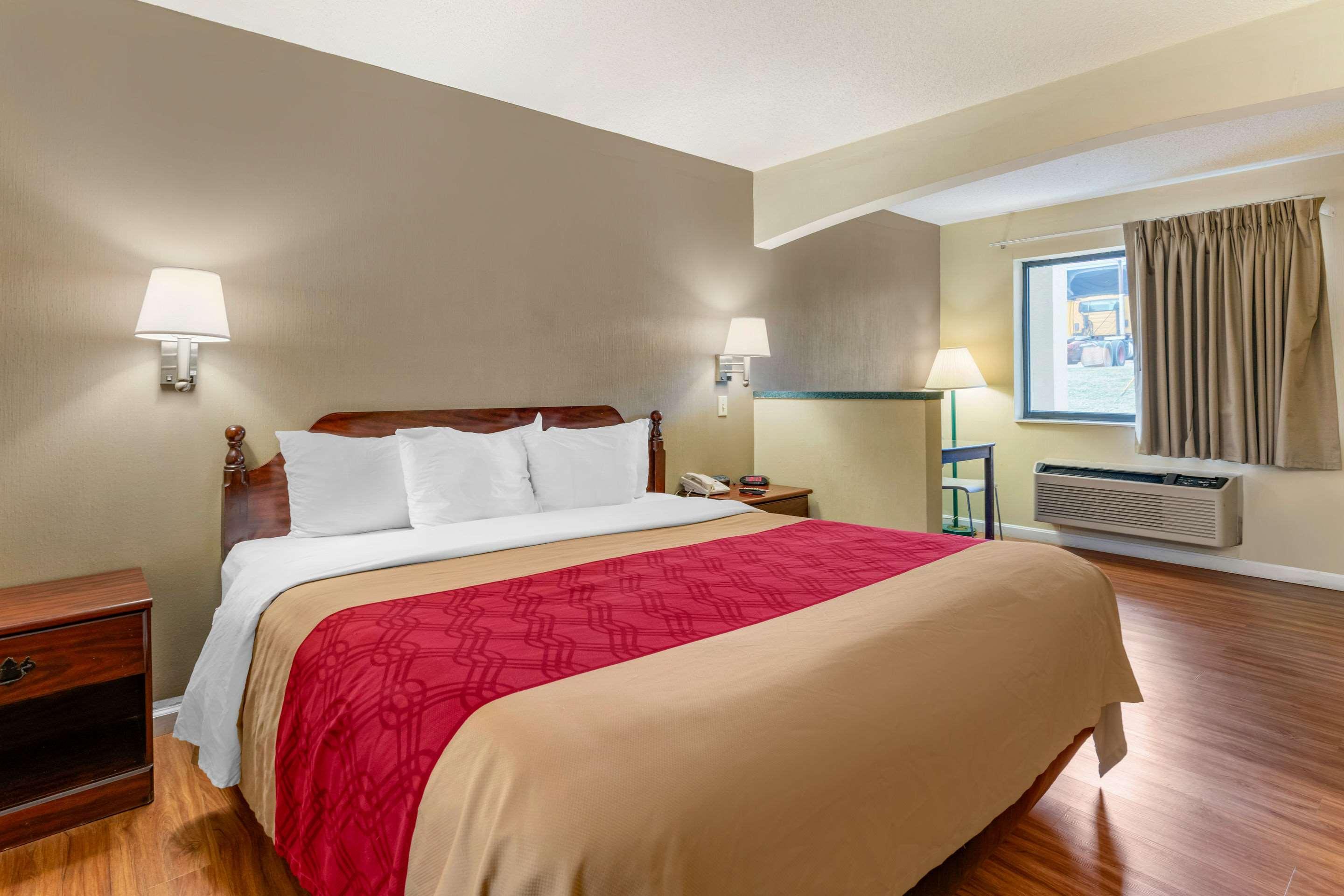 Econo Lodge Inn & Suites Southeast — photo 4