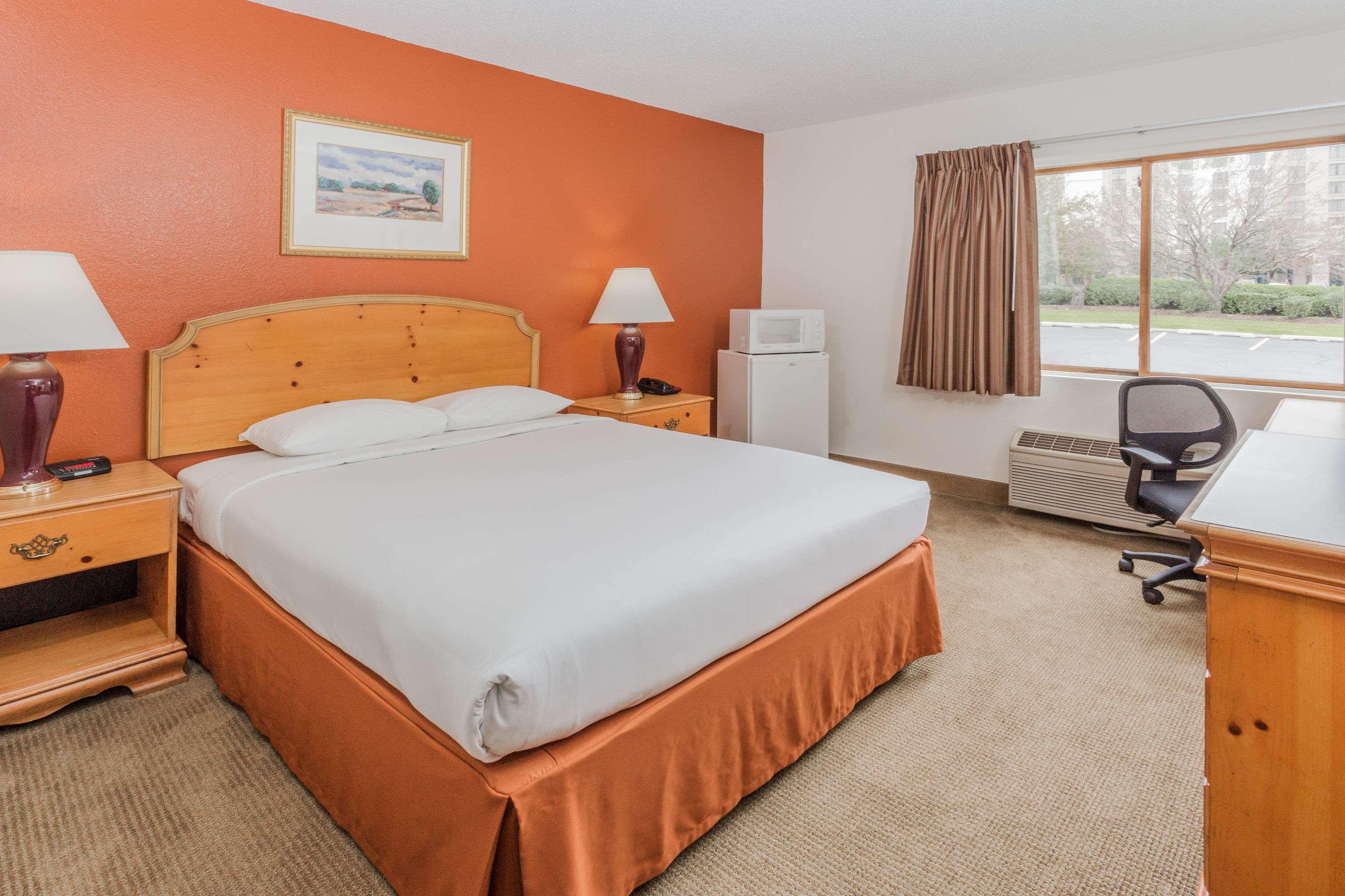 Super 8 by Wyndham Elgin — photo 4