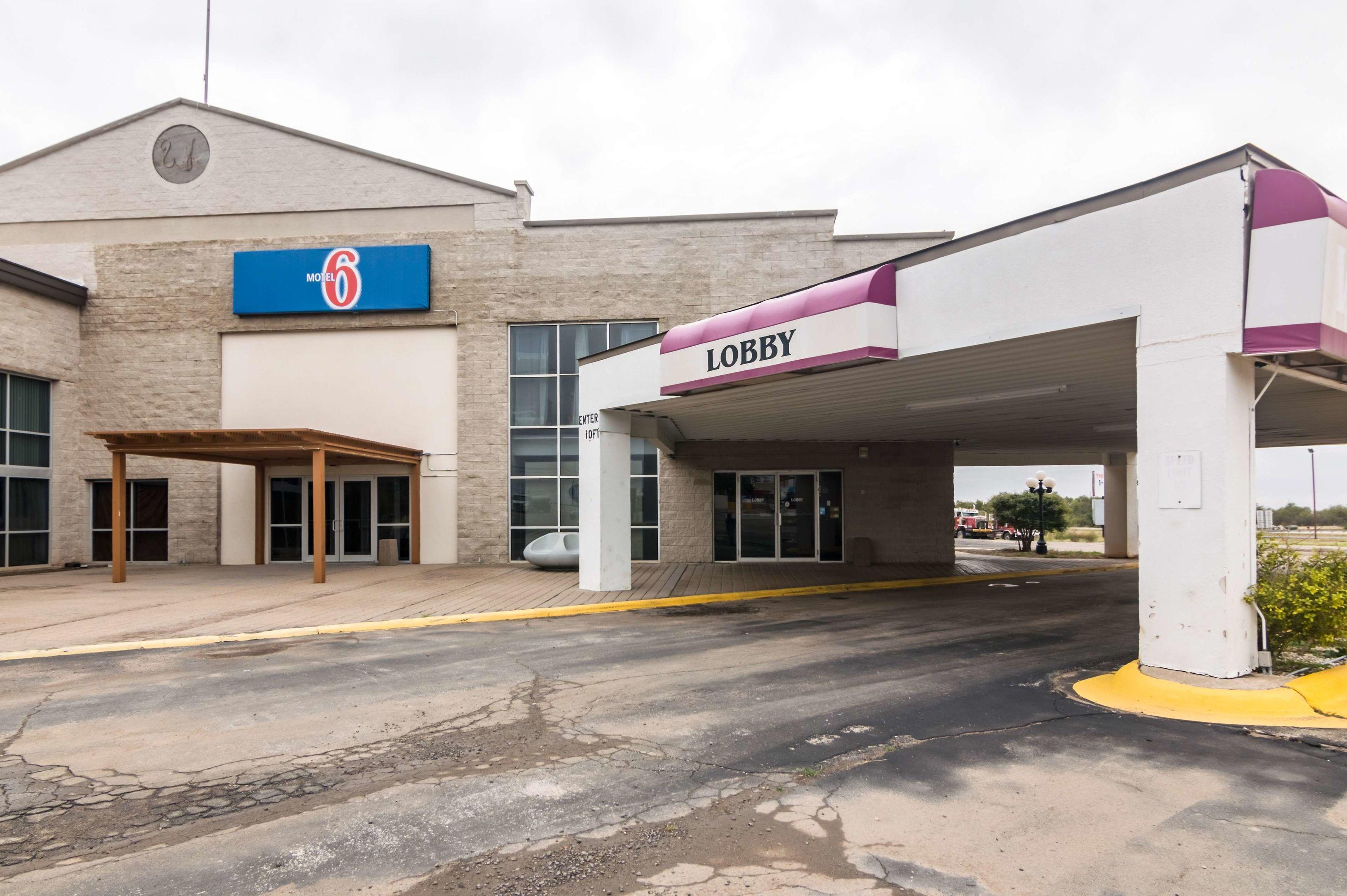 Motel 6 Snyder — photo 4