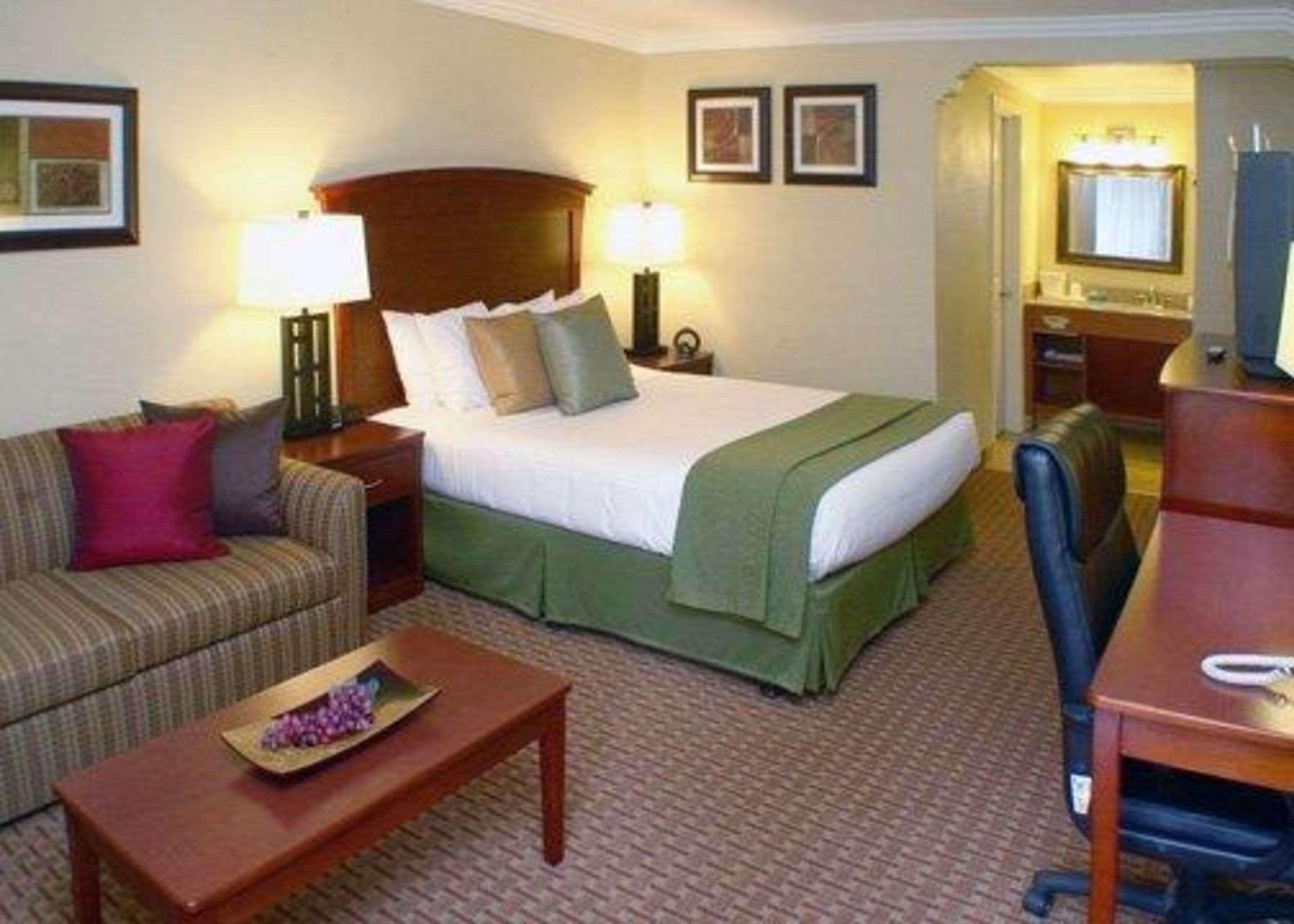 Quality Inn & Suites Santa Cruz Mountains — photo 4