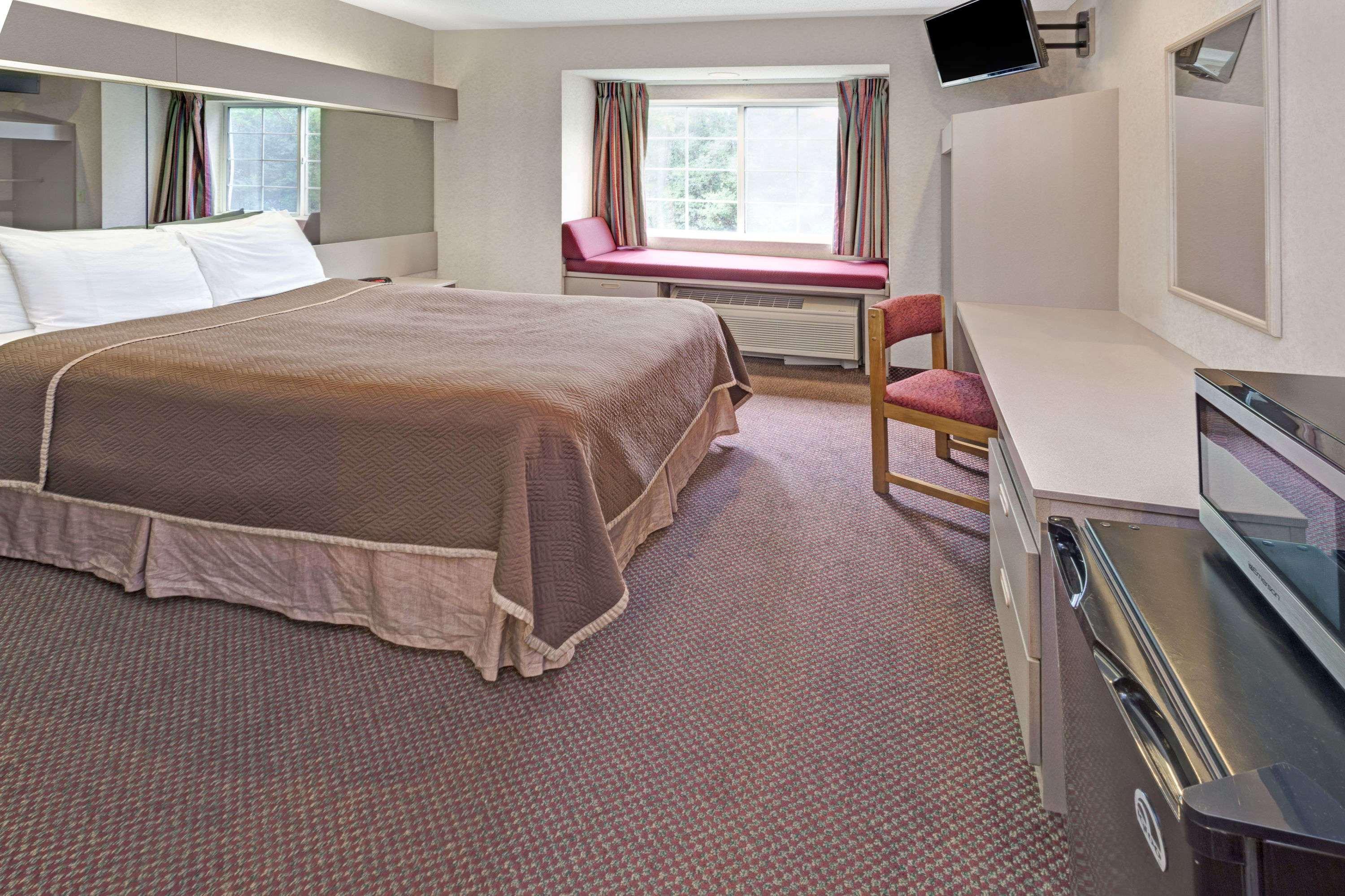 Howard Johnson Inn & Suites Elk Grove Village O'Hare — photo 3
