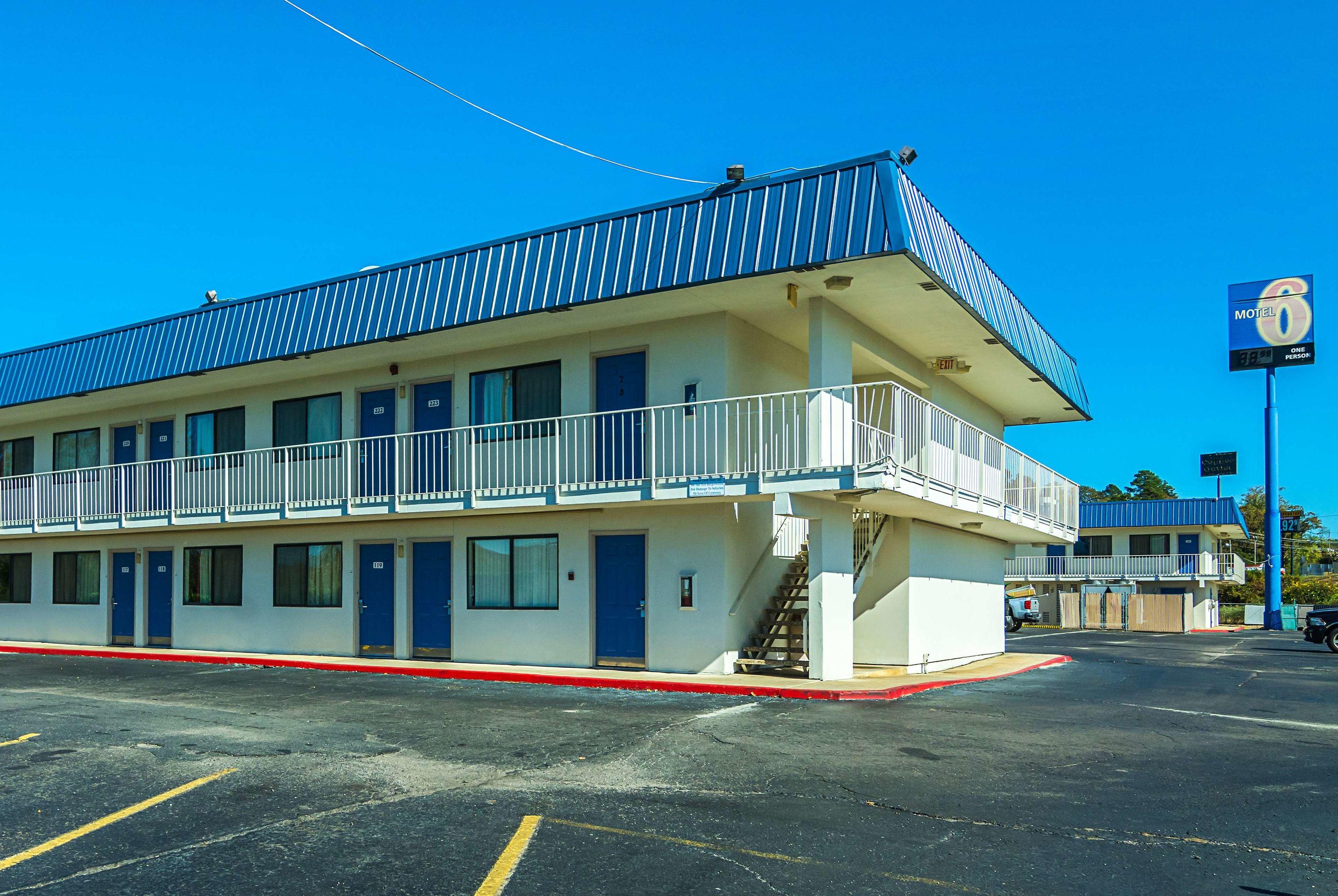 Motel 6 Russellville — photo 5