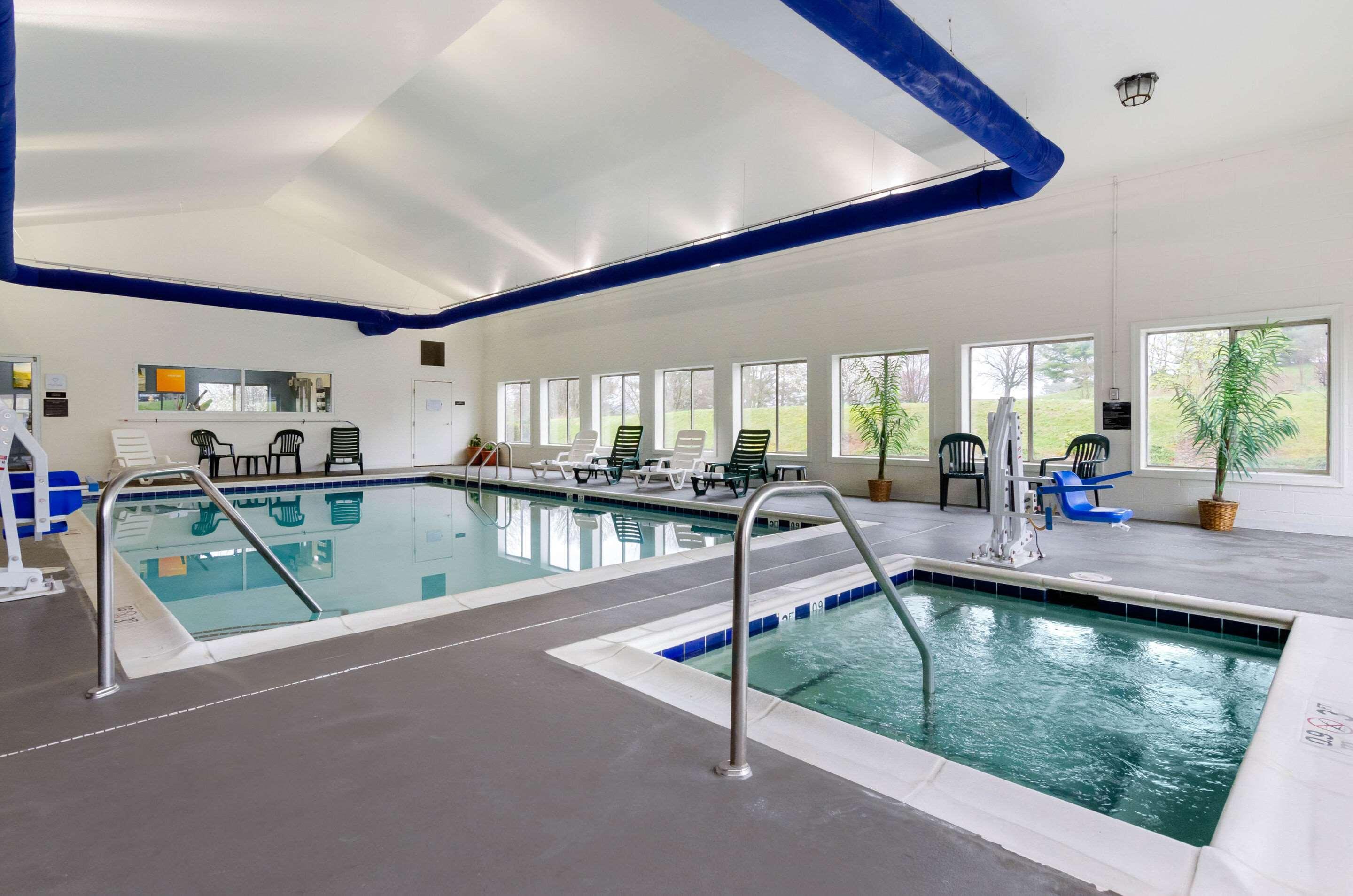 Comfort Suites — photo 3