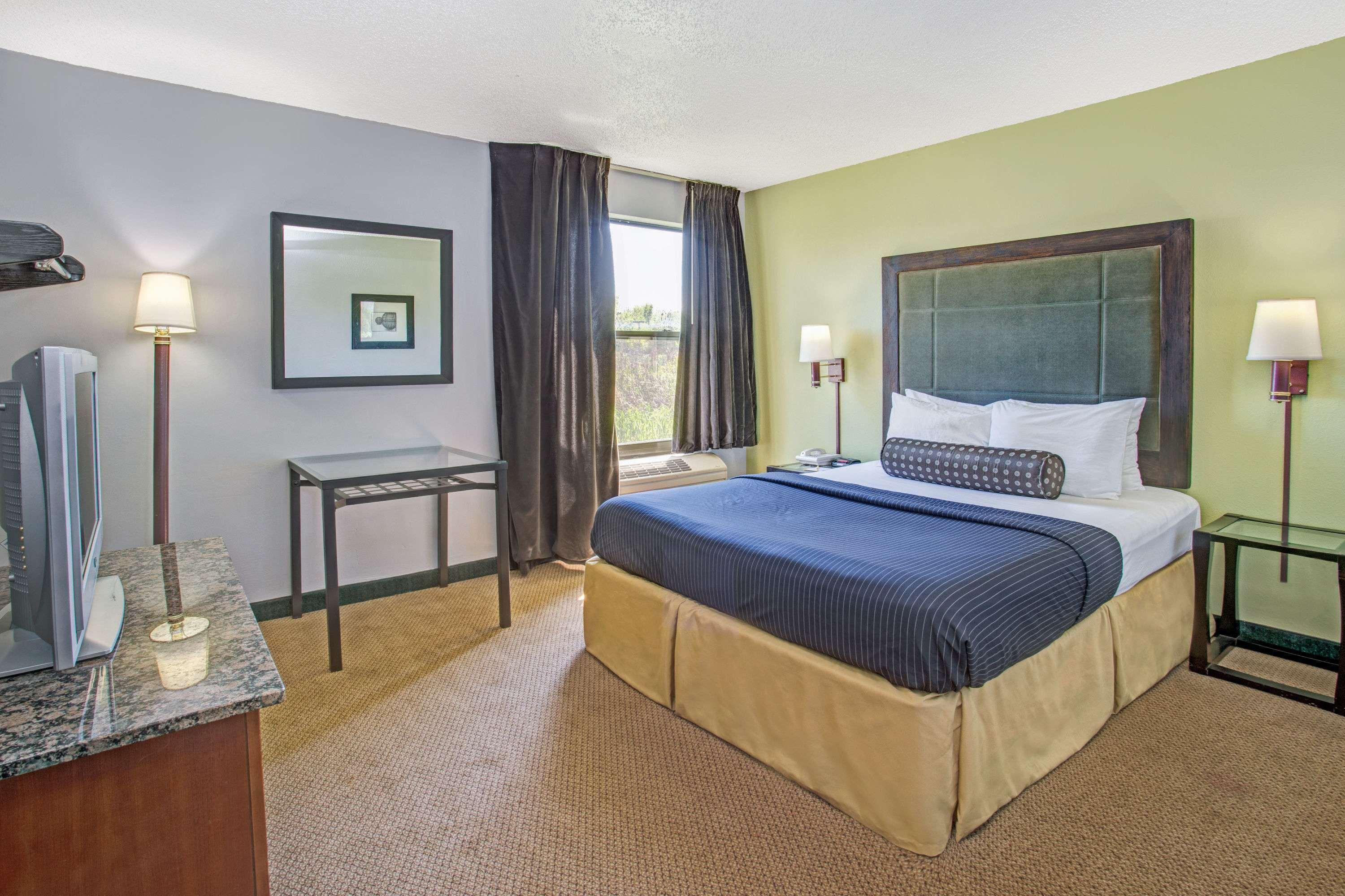 Days Inn Great Lakes - N. Chicago — photo 5