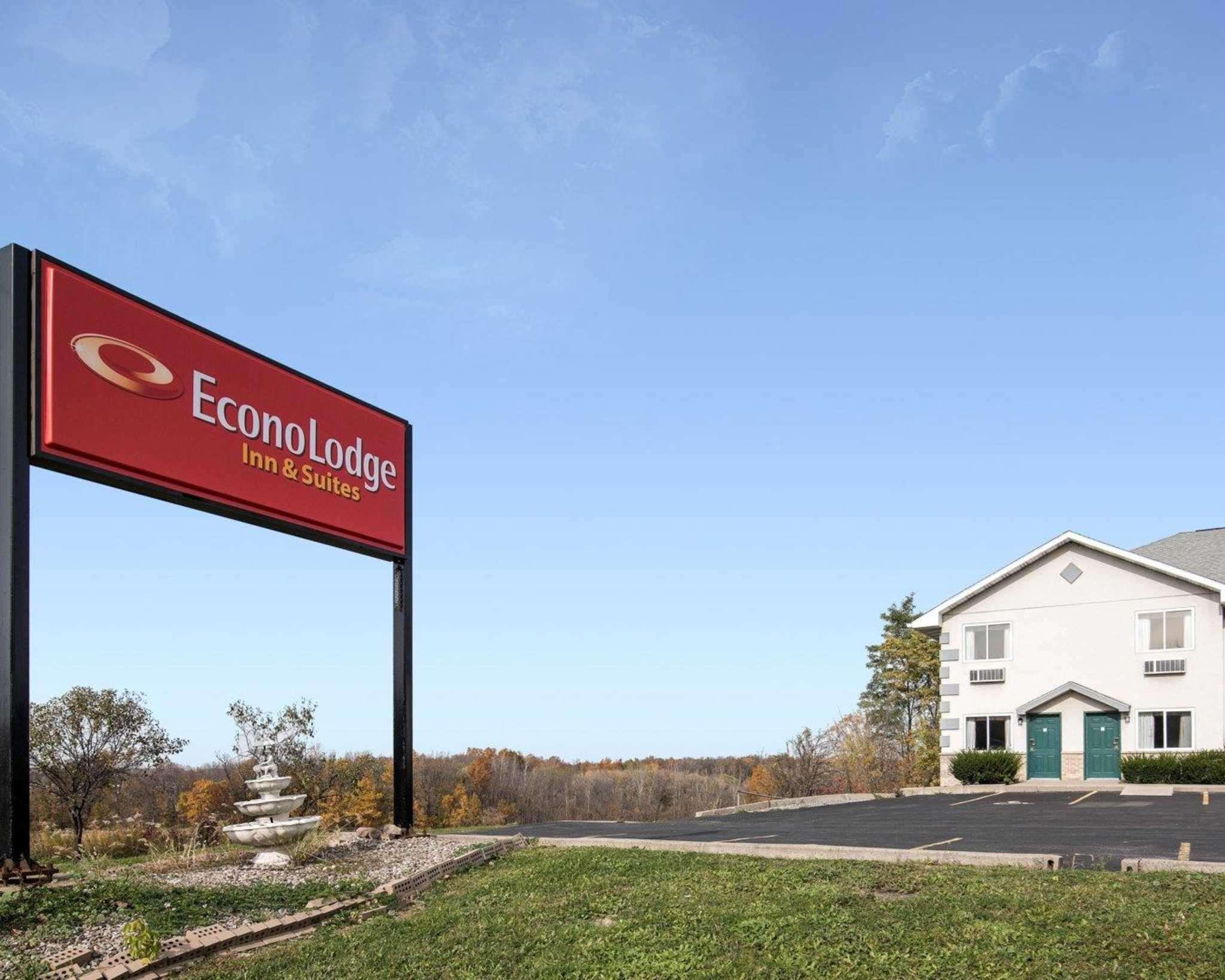 Econo Lodge Inn & Suites — photo 4