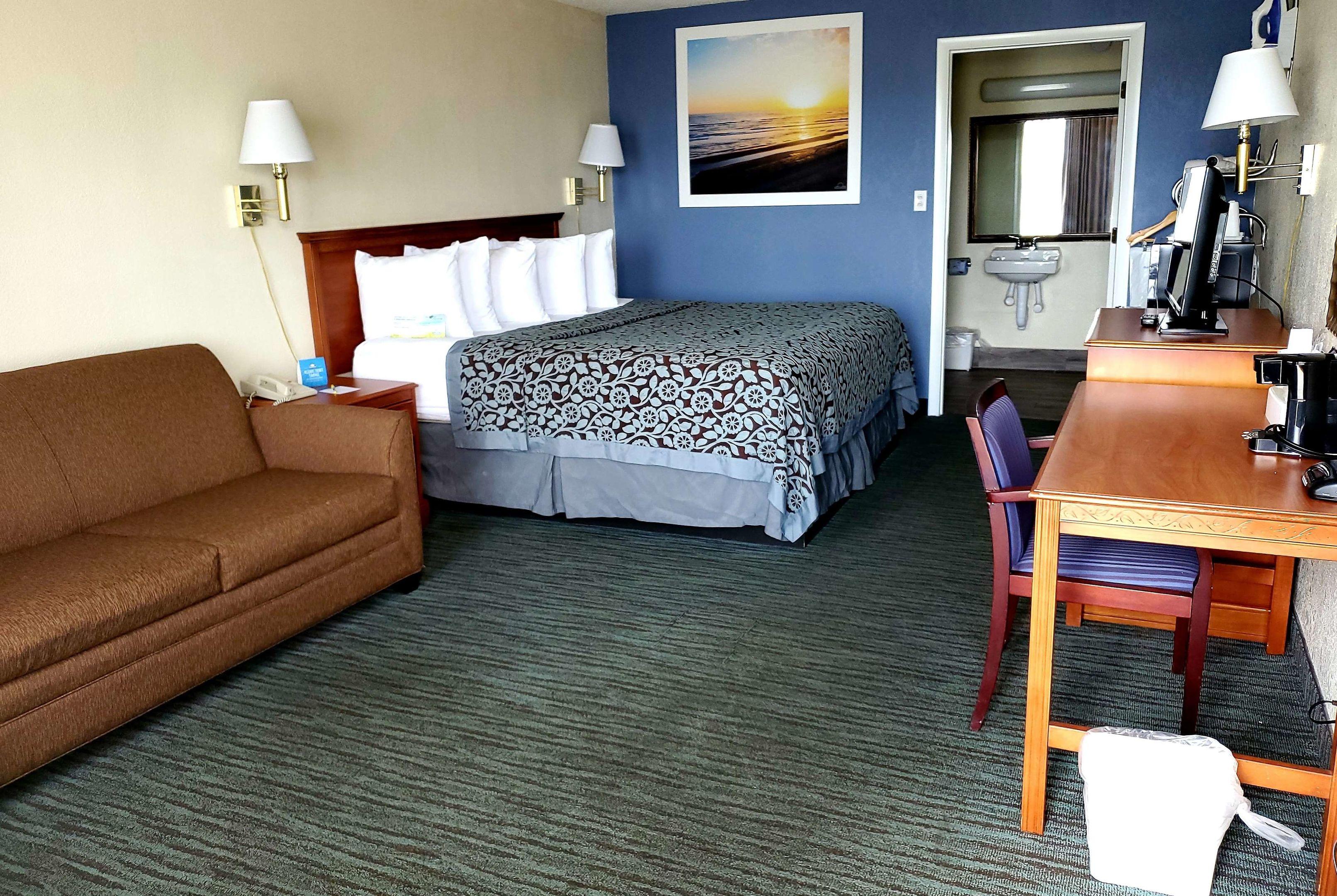 Days Inn by Wyndham Titusville Kennedy Space Center — photo 4