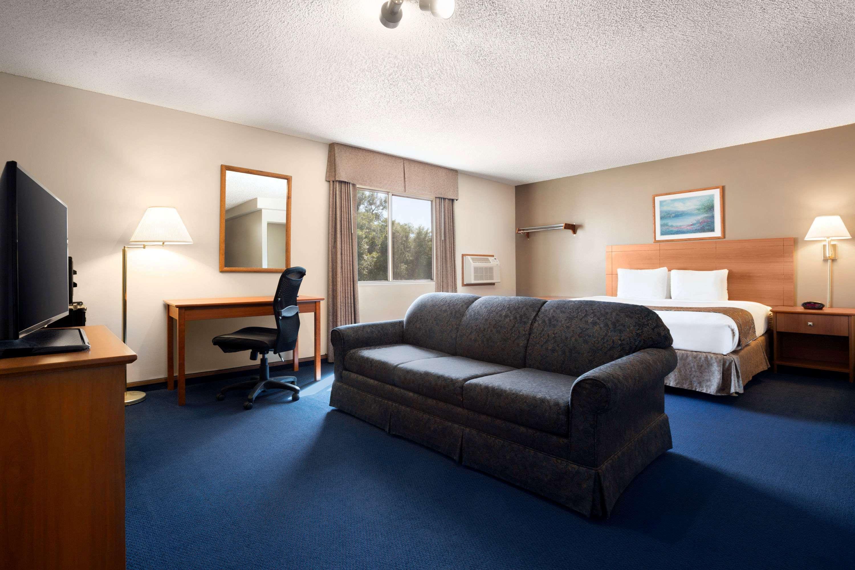 Super 8 by Wyndham Lincoln North — photo 5