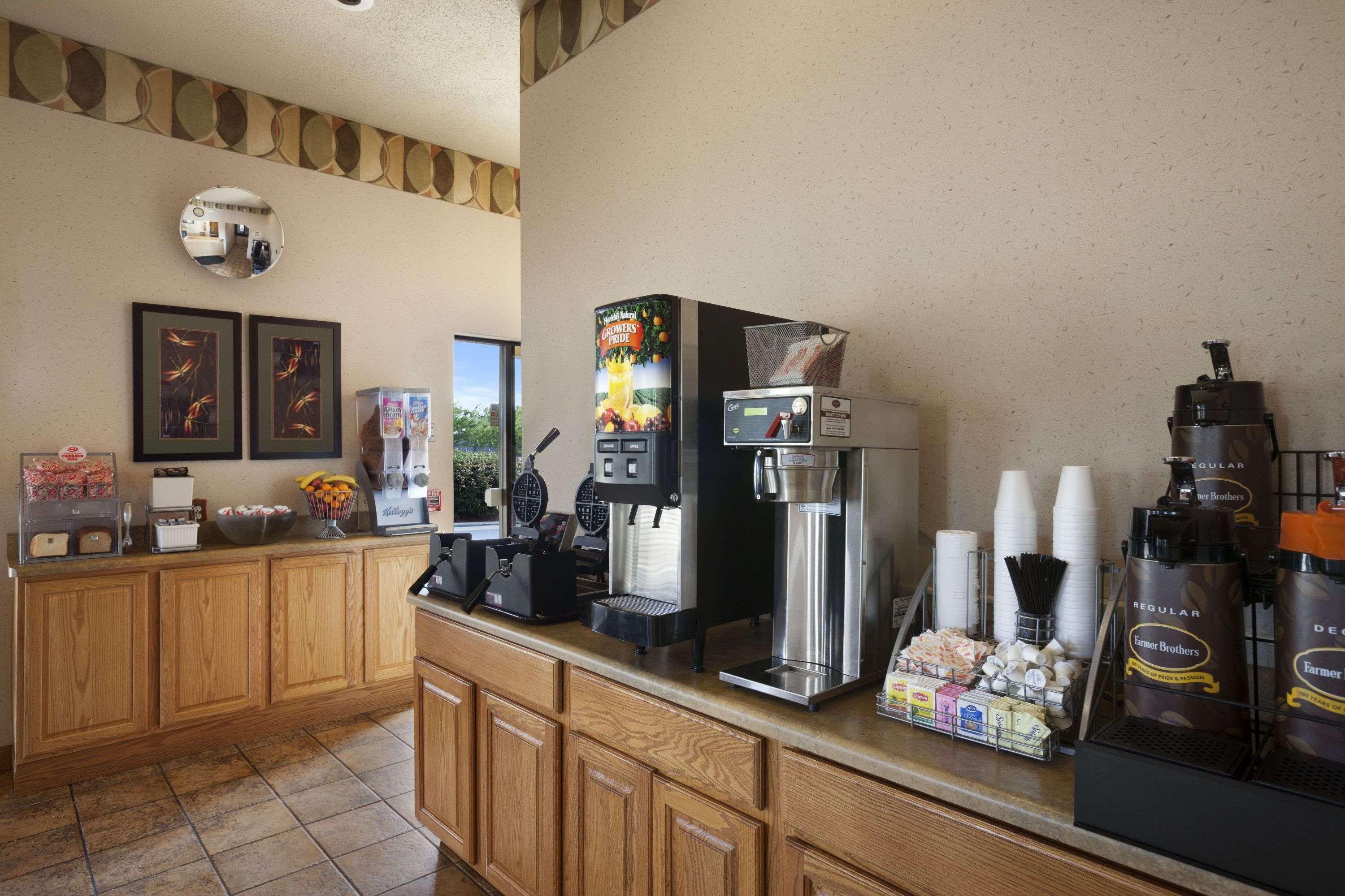 Super 8 by Wyndham Collinsville St. Louis — photo 4