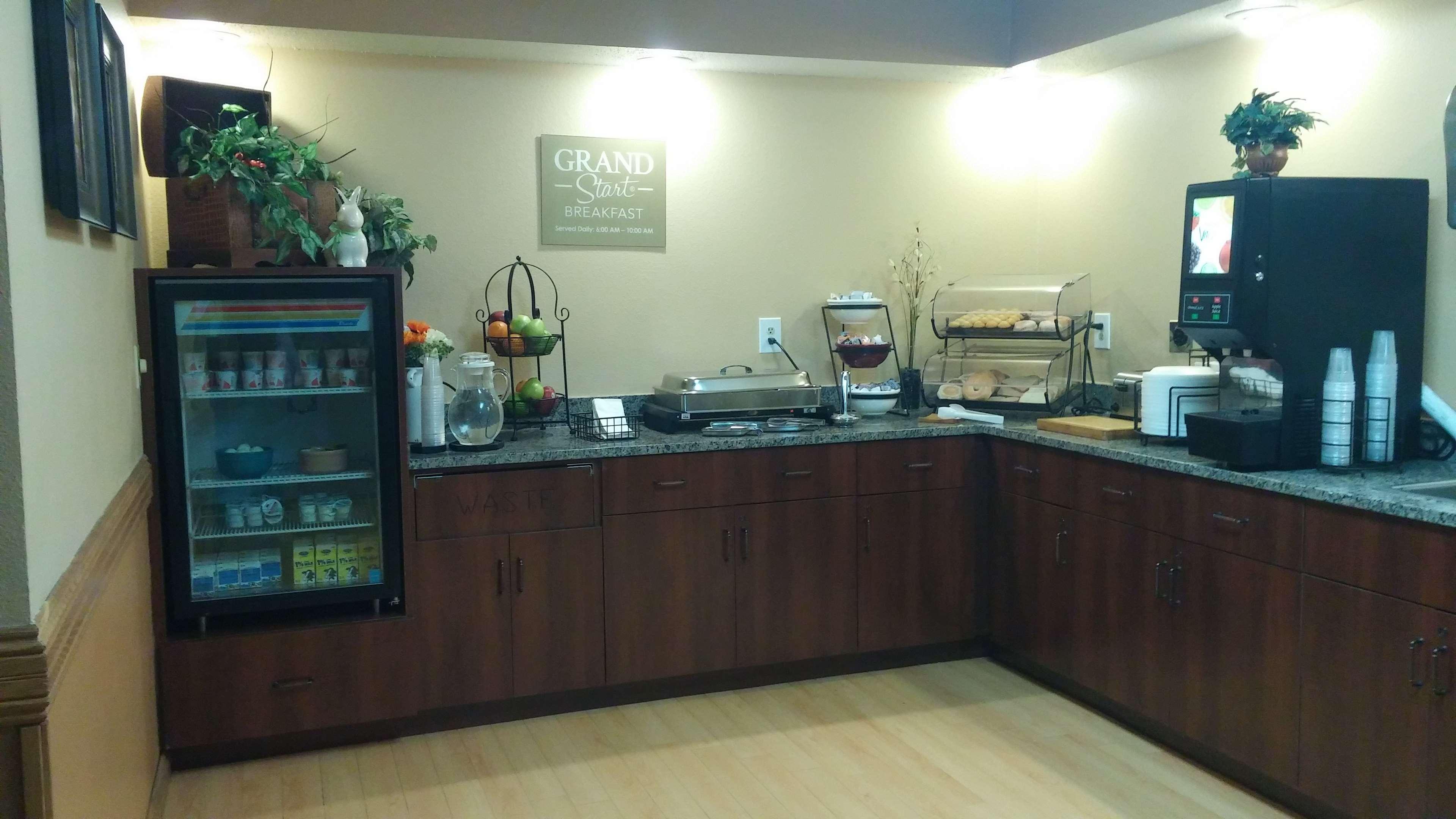 GrandStay Hotel & Suites Cambridge — photo 4