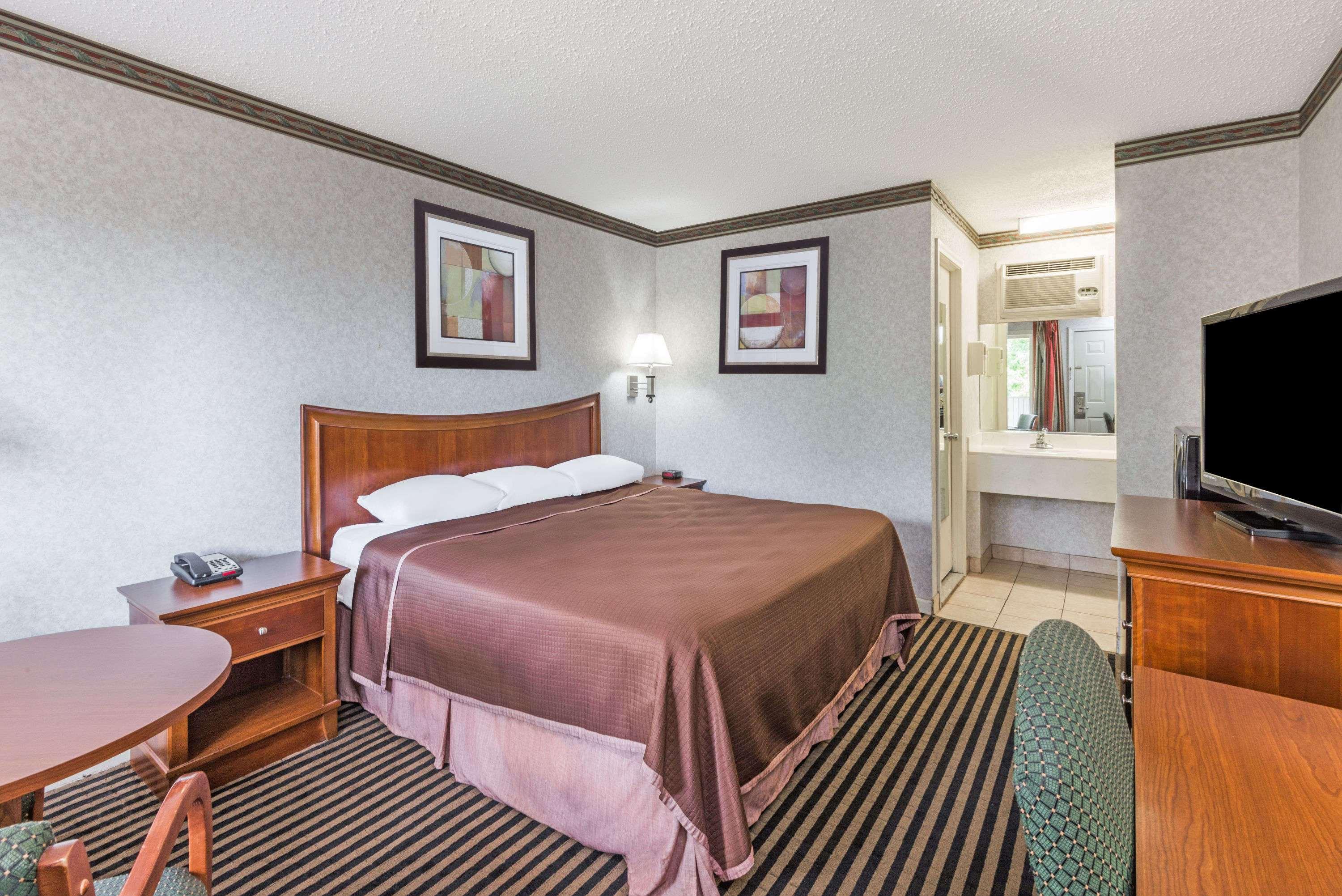 Howard Johnson Express Inn - Rocky Hill — photo 4