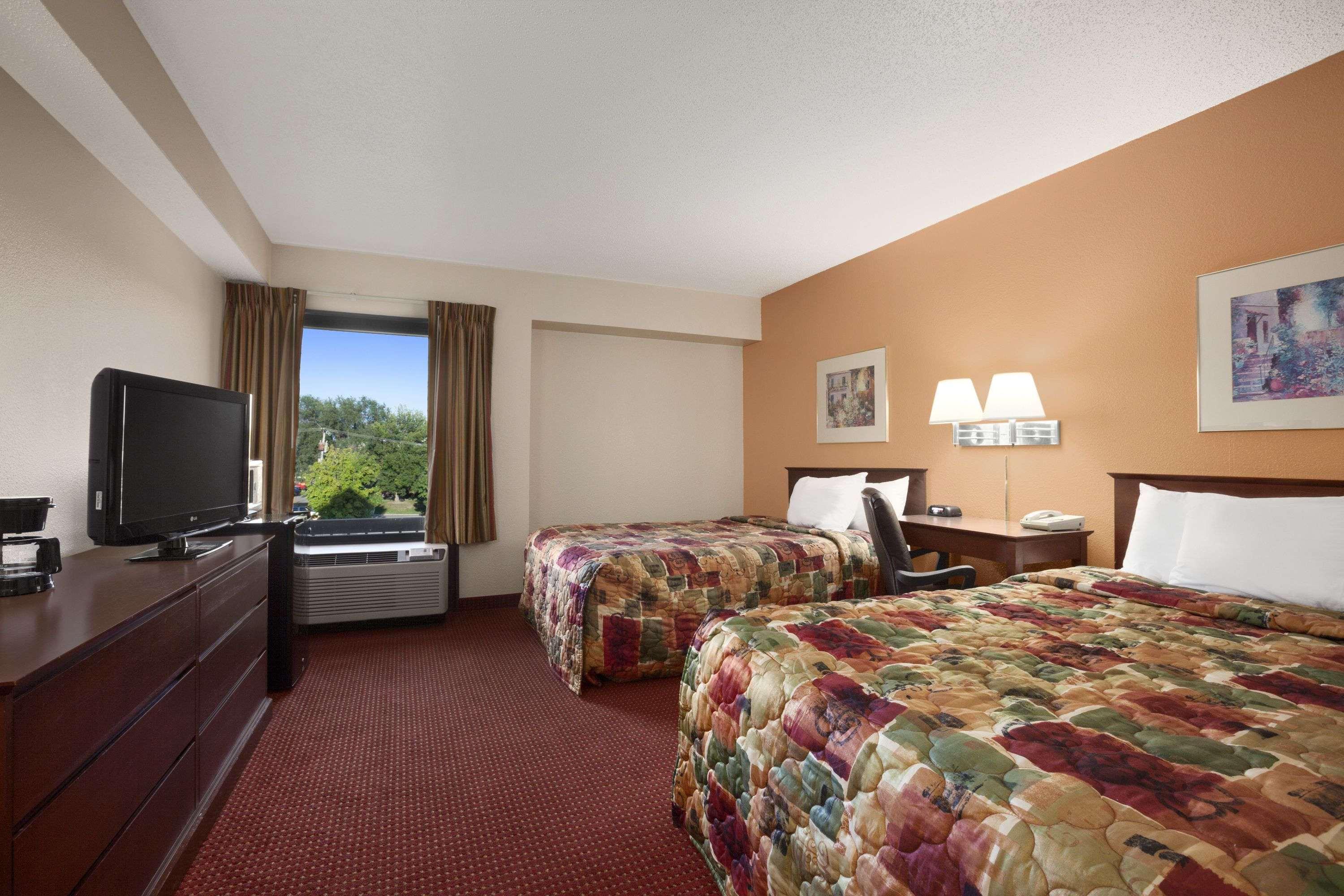 Days Inn and Suites Cedar Rapids — photo 4